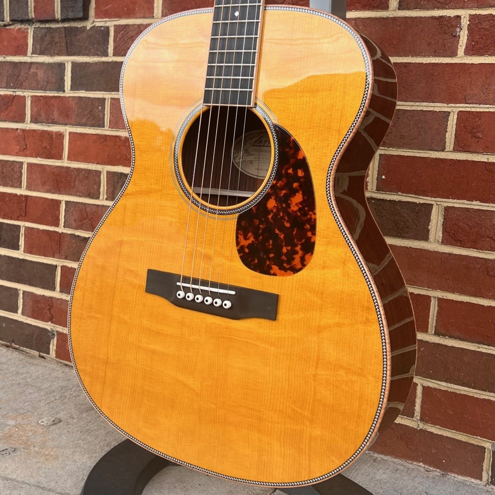 Larrivee Larrivee OM-60 Custom, High Grade Bearclaw Spruce Top, Rosewood Back & Sides, Maple Binding, Ebony Fretboard & Bridge, Bone Nut & Saddle, Hardshell Case