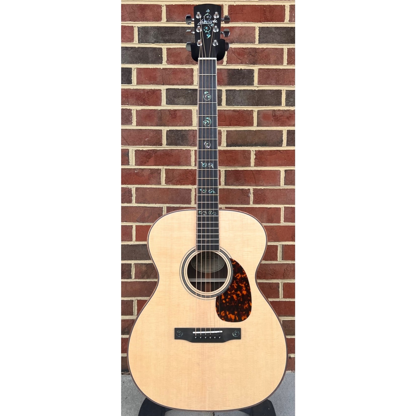 Larrivee Larrivee OM-03R Vine Special, Sitka Spruce Top, Rosewood Back & Sides, Vine Headstock Inlay, Deluxe Fretboard and Bridge Wing Inlays, Koa Binding, Bone Nut & Saddle, Hardshell Case