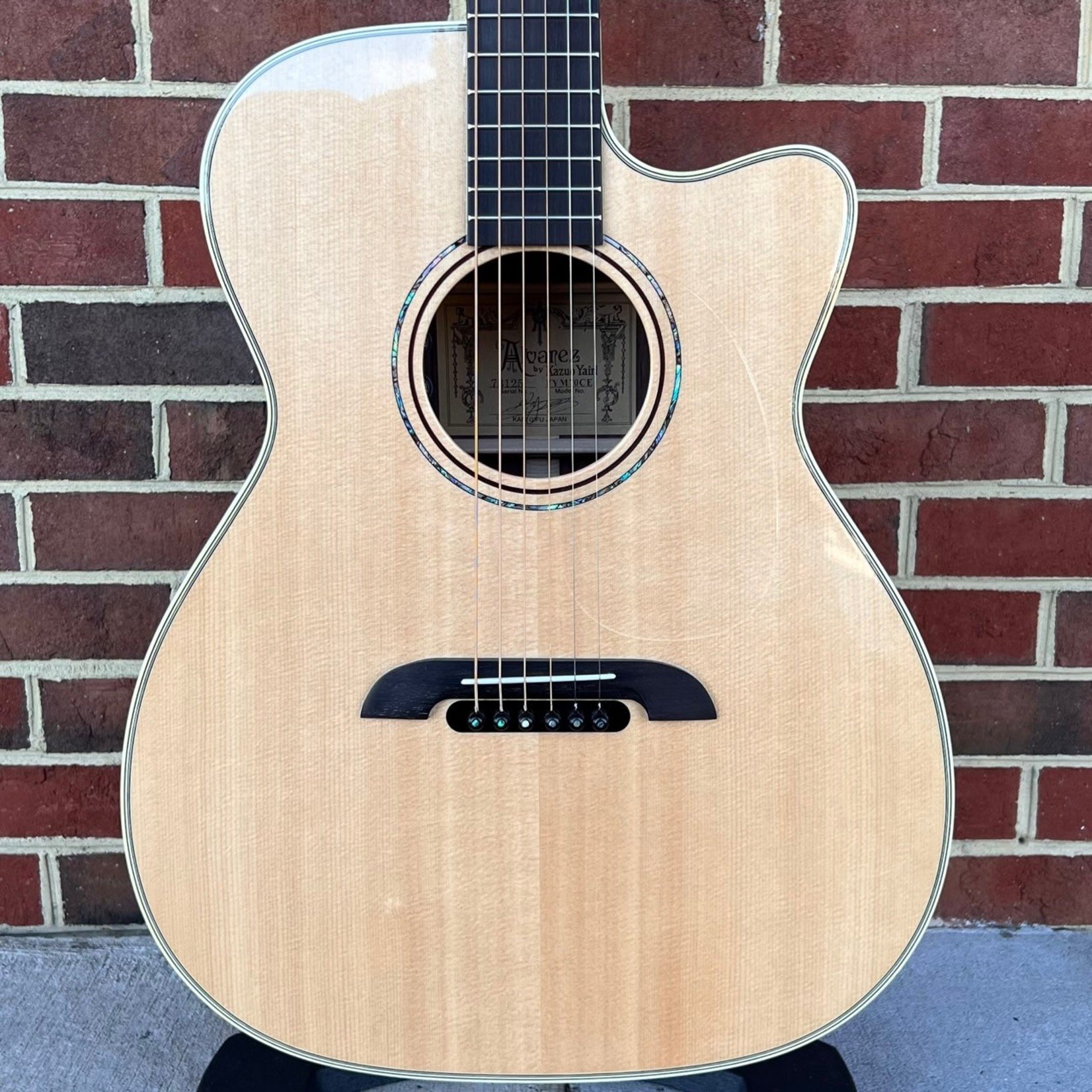 Alvarez Alvarez Yairi Masterworks FYM70CE, OM, Sitka Spruce Top, Rosewood Back and Sides, LR Baggs VTC Element, Hardshell Case