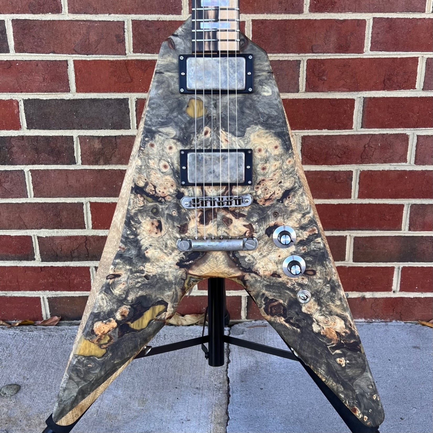 Dunable Guitars Dunable USA Custom Shop Asteroid, Buckeye Burl Top, Black Limba Body, Black Limba Neck, Pale Moon Ebony Fretboard, Block Inlays, Baphomet Pickups, Hipshot Locking Tuners, SKB SC-58 Case