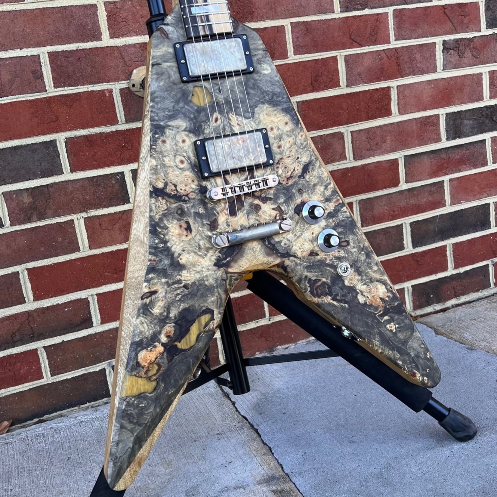 Dunable Guitars Dunable USA Custom Shop Asteroid, Buckeye Burl Top, Black Limba Body, Black Limba Neck, Pale Moon Ebony Fretboard, Block Inlays, Baphomet Pickups, Hipshot Locking Tuners, SKB SC-58 Case