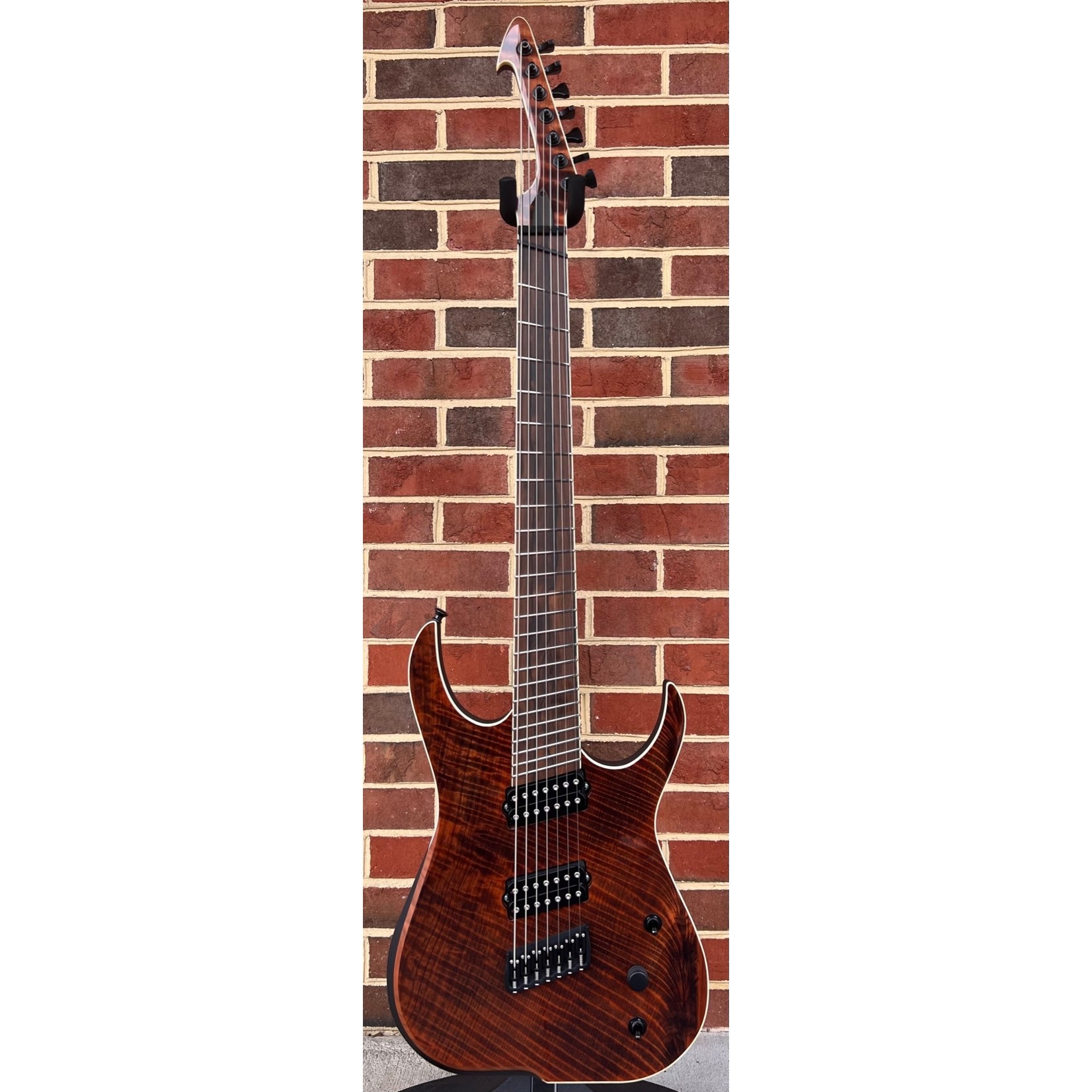 Skervesen Skervesen Raptor 7FF, Fanned Fret 7, 1pc Flamed Redwood Top, Ash Body, Ziricote Fretboard, 5pc Pau Ferro/Wenge Neck, Matching Headstock, Ivoroid Binding, Hipshot Locking Tuners & Bridge, Bare Knuckle Silo Pickups, World Domination Mod, Hardshell Case