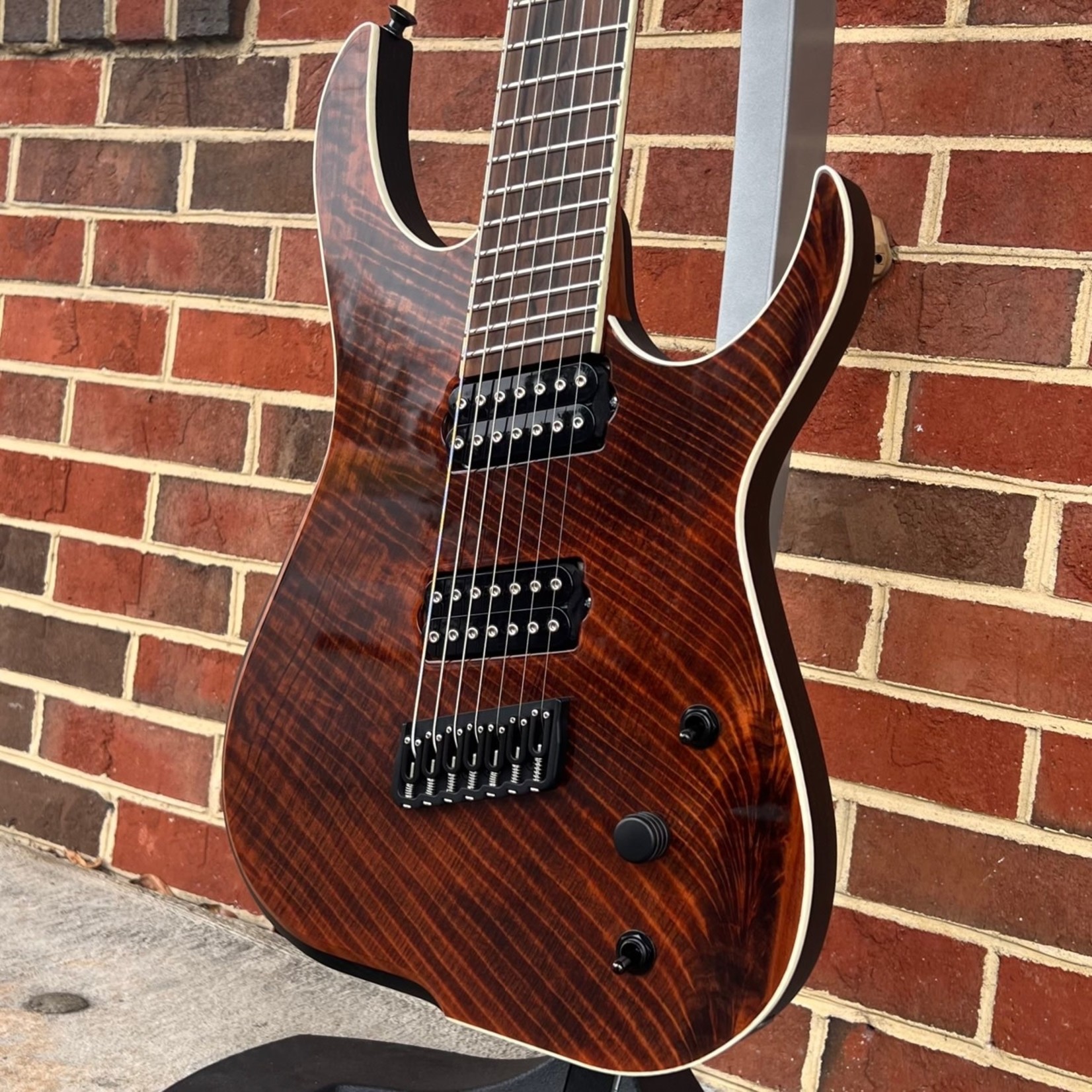 Skervesen Skervesen Raptor 7FF, Fanned Fret 7, 1pc Flamed Redwood Top, Ash Body, Ziricote Fretboard, 5pc Pau Ferro/Wenge Neck, Matching Headstock, Ivoroid Binding, Hipshot Locking Tuners & Bridge, Bare Knuckle Silo Pickups, World Domination Mod, Hardshell Case