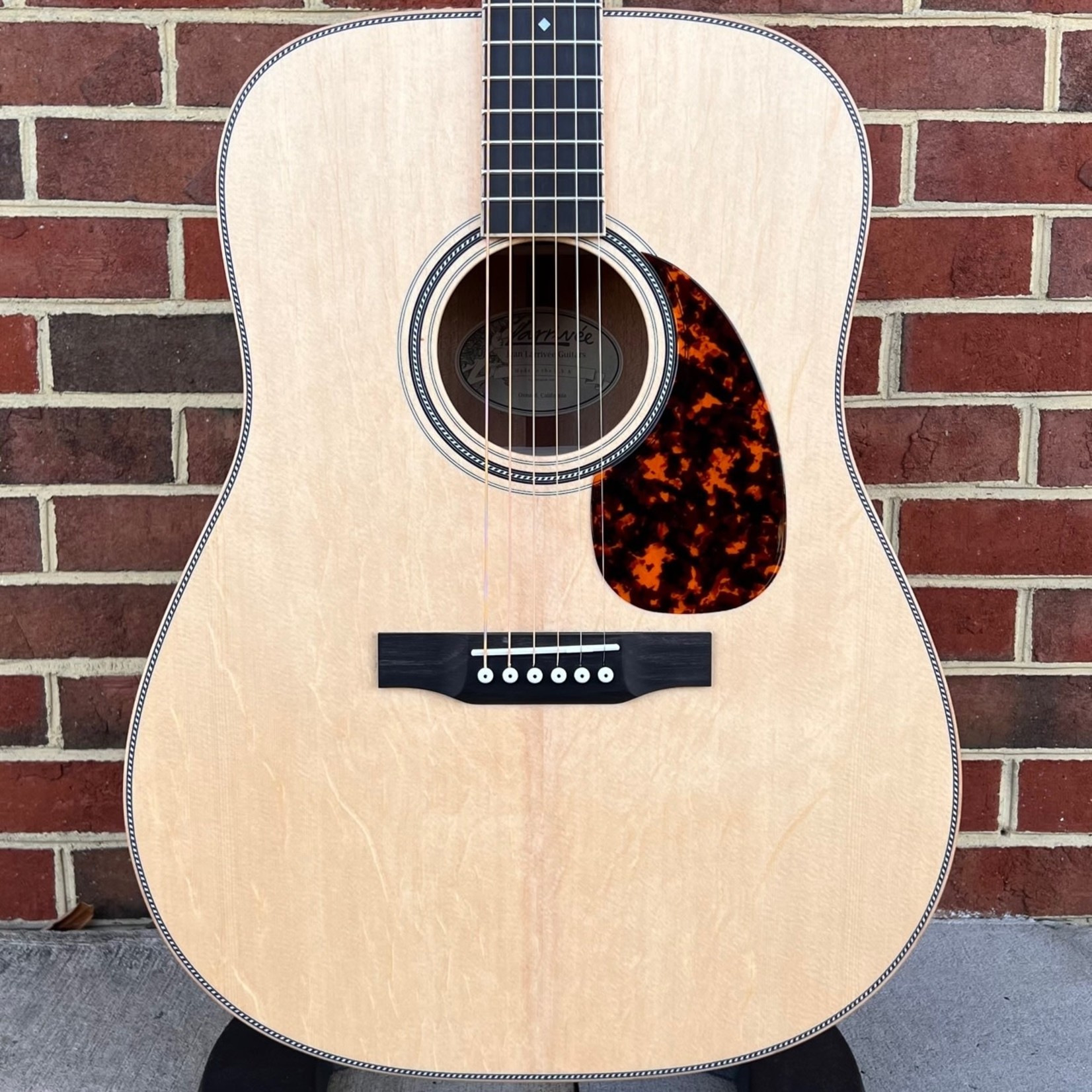 Larrivee Larrivee D-40 Custom, High Grade Bear Claw Sitka Spruce Top, Mahogany Back & Sides, Maple Binding, Ebony Bridge & Fretboard, Hardshell Case