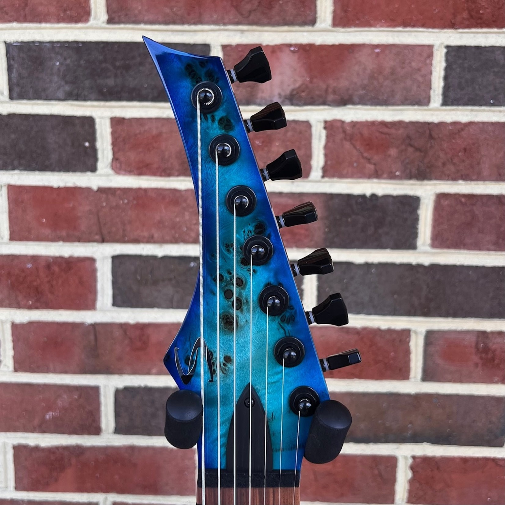 Skervesen Skervesen Raptor 7 FF, Fanned Frets, Laguna Burst w/ Trans White Back, Poplar Burl Top, European Ash Body, 5pc Bolt-On Neck, Pau Ferro Fretboard, Hipshot Bridge & Locking Tuners, Bare Knuckle Juggernaut Pickups