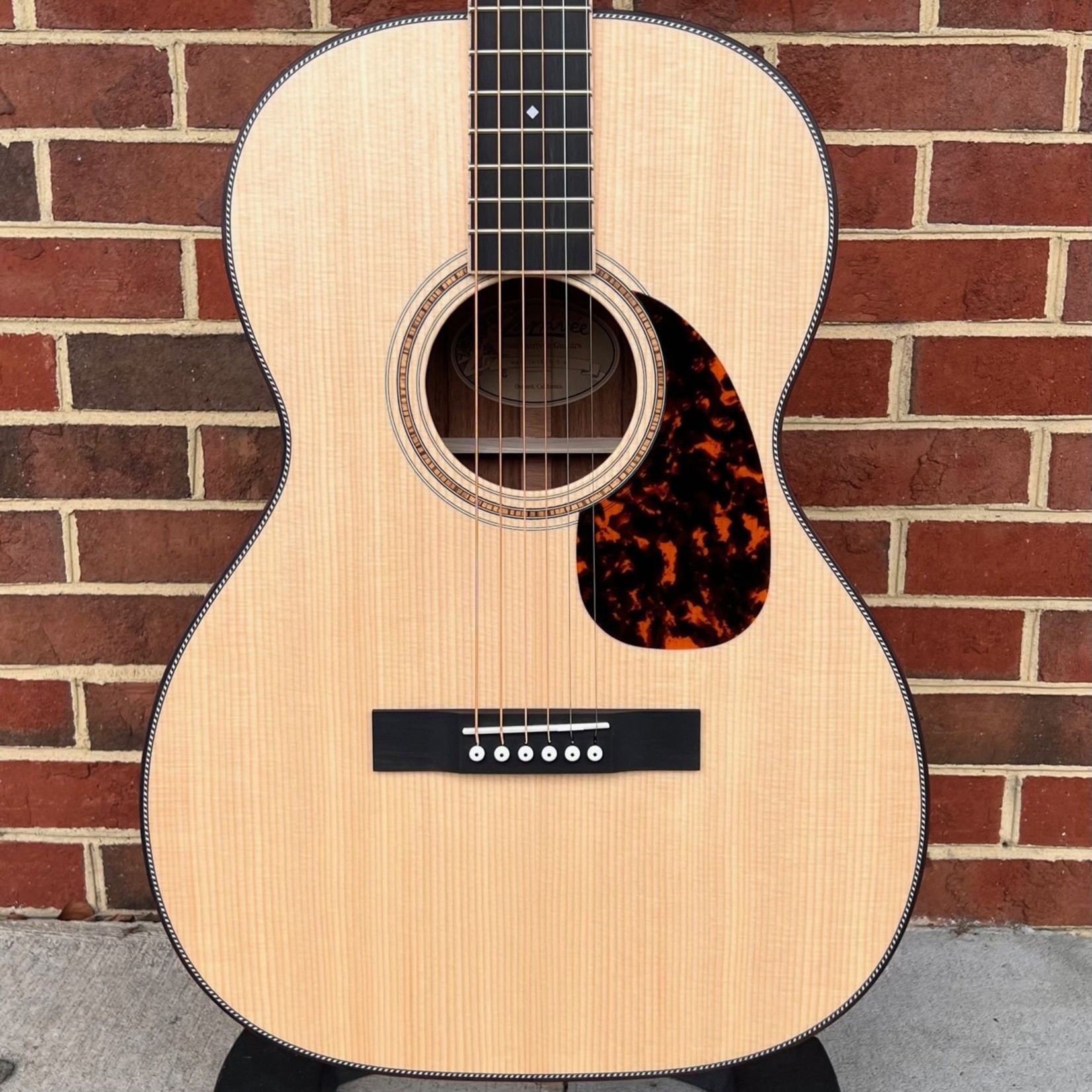 Larrivee Larrivee 000-40 Koa Limited, Sitka Spruce Top, Koa Back & Sides, Rosewood Binding, Radial Rosette, Vine Headstock Logo, Hardshell Case