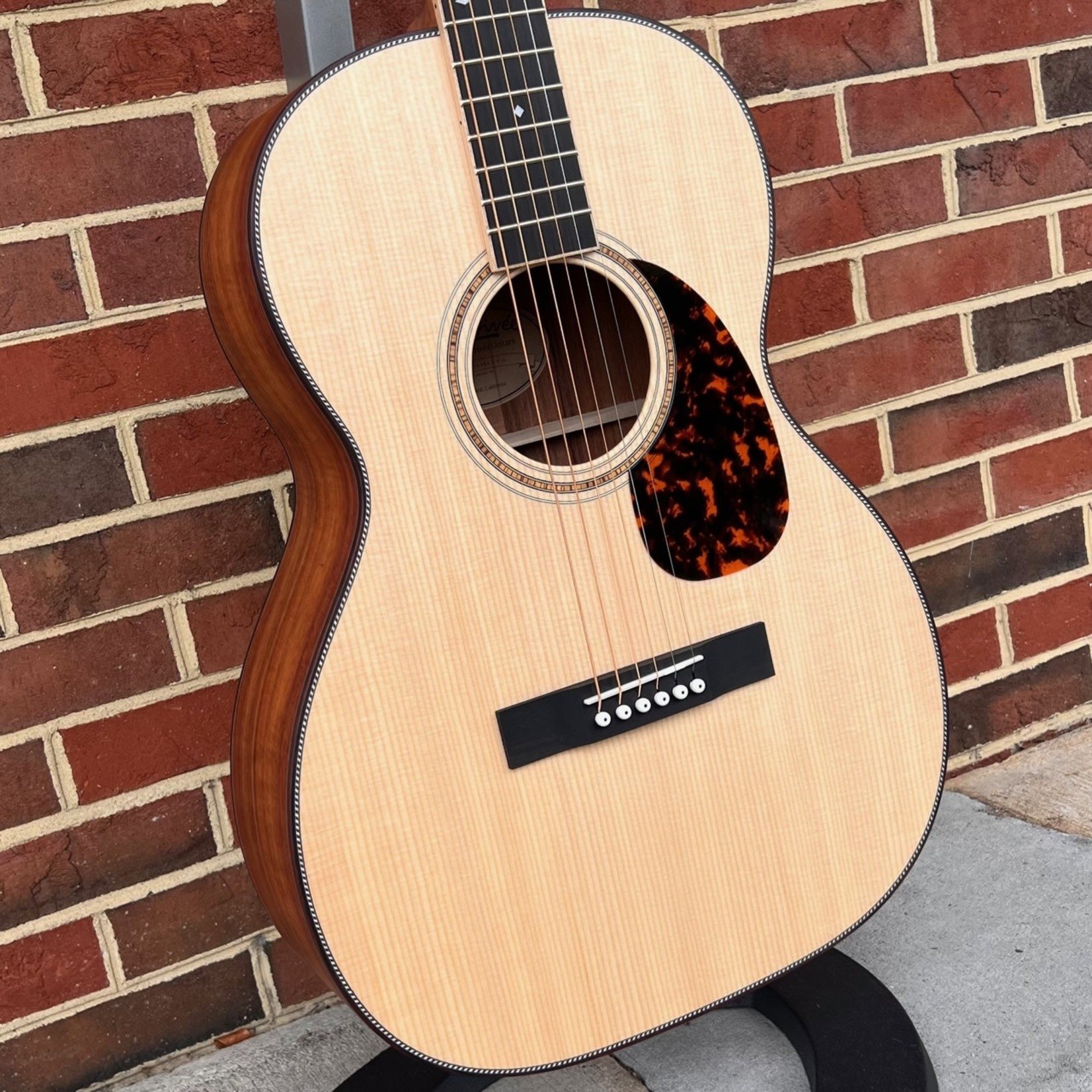 Larrivee Larrivee 000-40 Koa Limited, Sitka Spruce Top, Koa Back & Sides, Rosewood Binding, Radial Rosette, Vine Headstock Logo, Hardshell Case