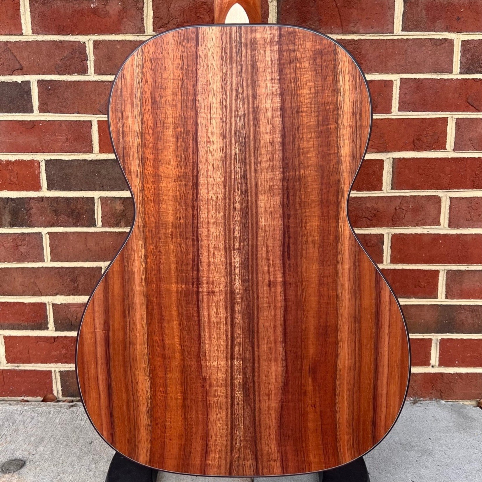 Larrivee Larrivee 000-40 Koa Limited, Sitka Spruce Top, Koa Back & Sides, Rosewood Binding, Radial Rosette, Vine Headstock Logo, Hardshell Case