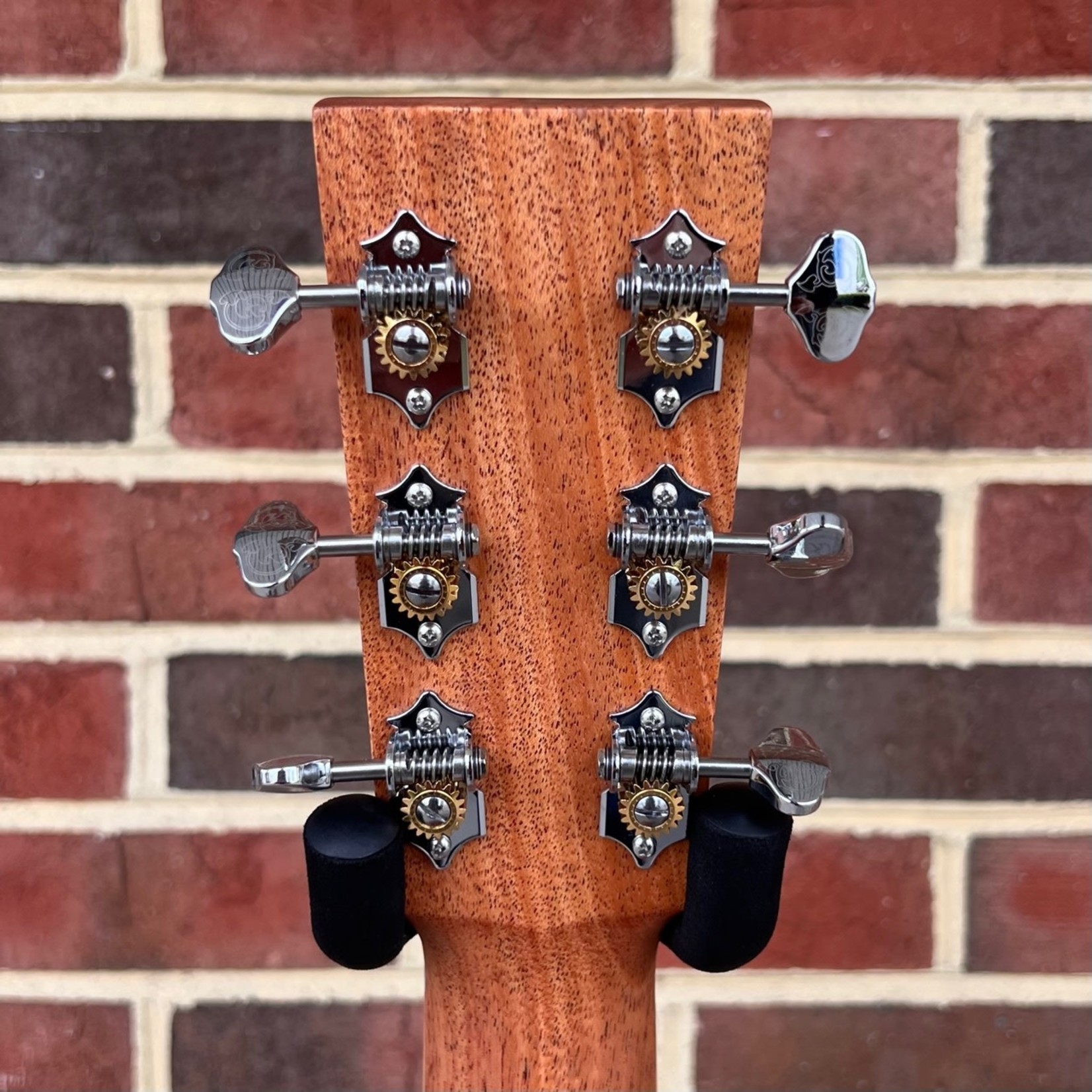 Larrivee Larrivee 000-40 Koa Limited, Sitka Spruce Top, Koa Back & Sides, Rosewood Binding, Radial Rosette, Vine Headstock Logo, Hardshell Case