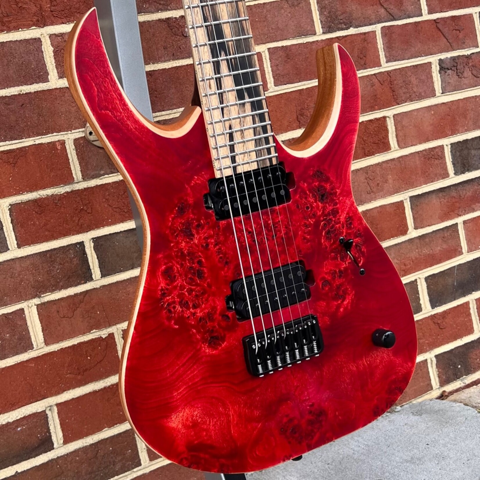 Mayones Mayones Duvell Elite 7, Antique Red Velvet RAW, 3A Eye Poplar Top, Mahogany Body, Pale Moon Ebony Fretboard, Bareknuckle TKO Pickups, Mayones Hybrid Case