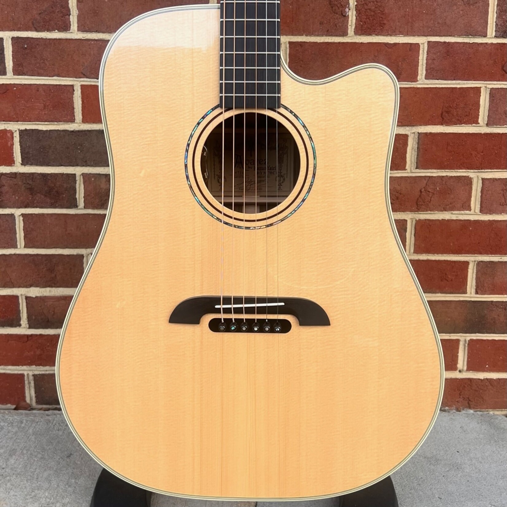 Alvarez Alvarez Yairi Masterworks DYM70CE, Dreadnought, East Indian Rosewood Back & Sides, AAA Sitka Spruce Top, LR Baggs StagePro EQ and Element Pickup, Hardshell Case