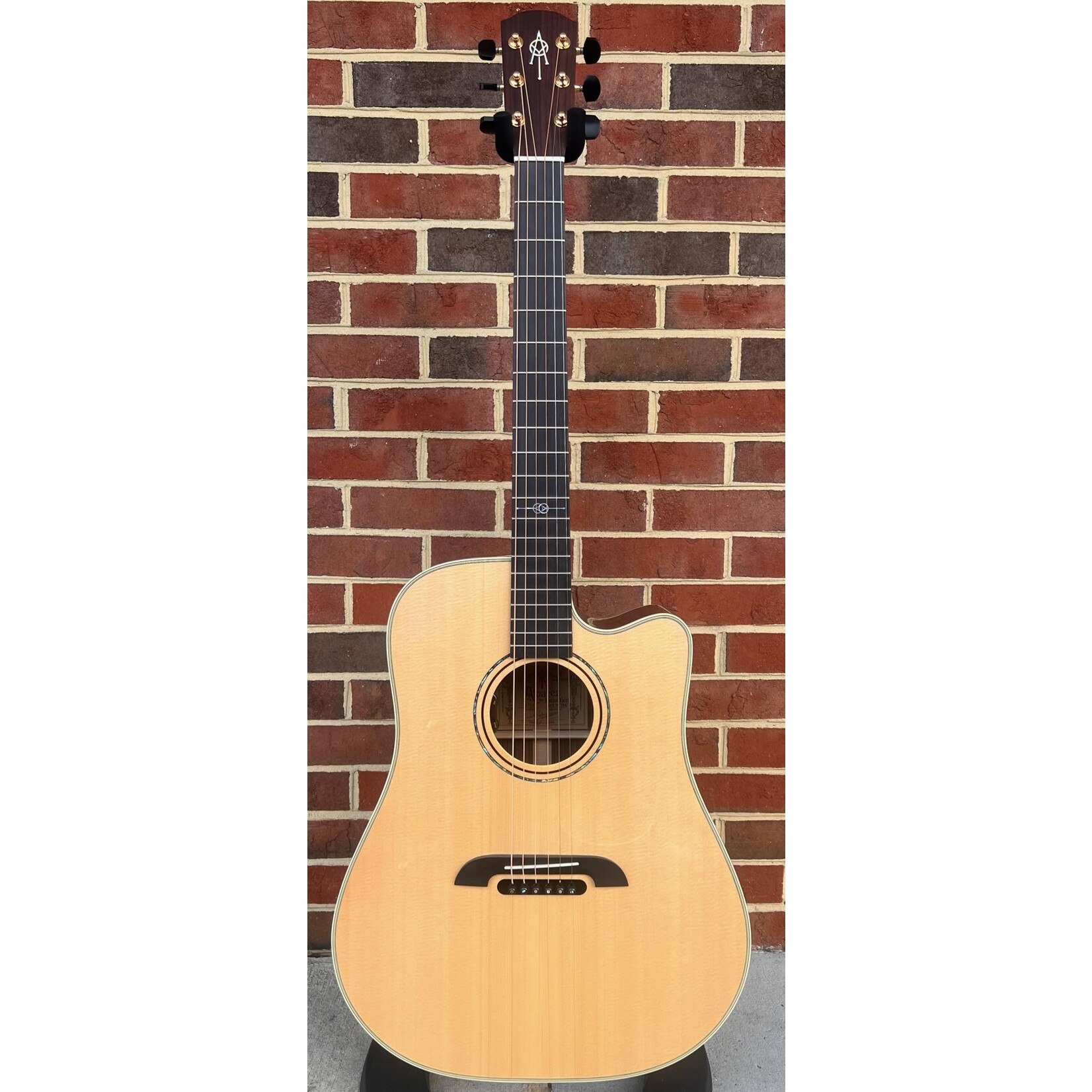 Alvarez Alvarez Yairi Masterworks DYM70CE, Dreadnought, East Indian Rosewood Back & Sides, AAA Sitka Spruce Top, LR Baggs StagePro EQ and Element Pickup, Hardshell Case