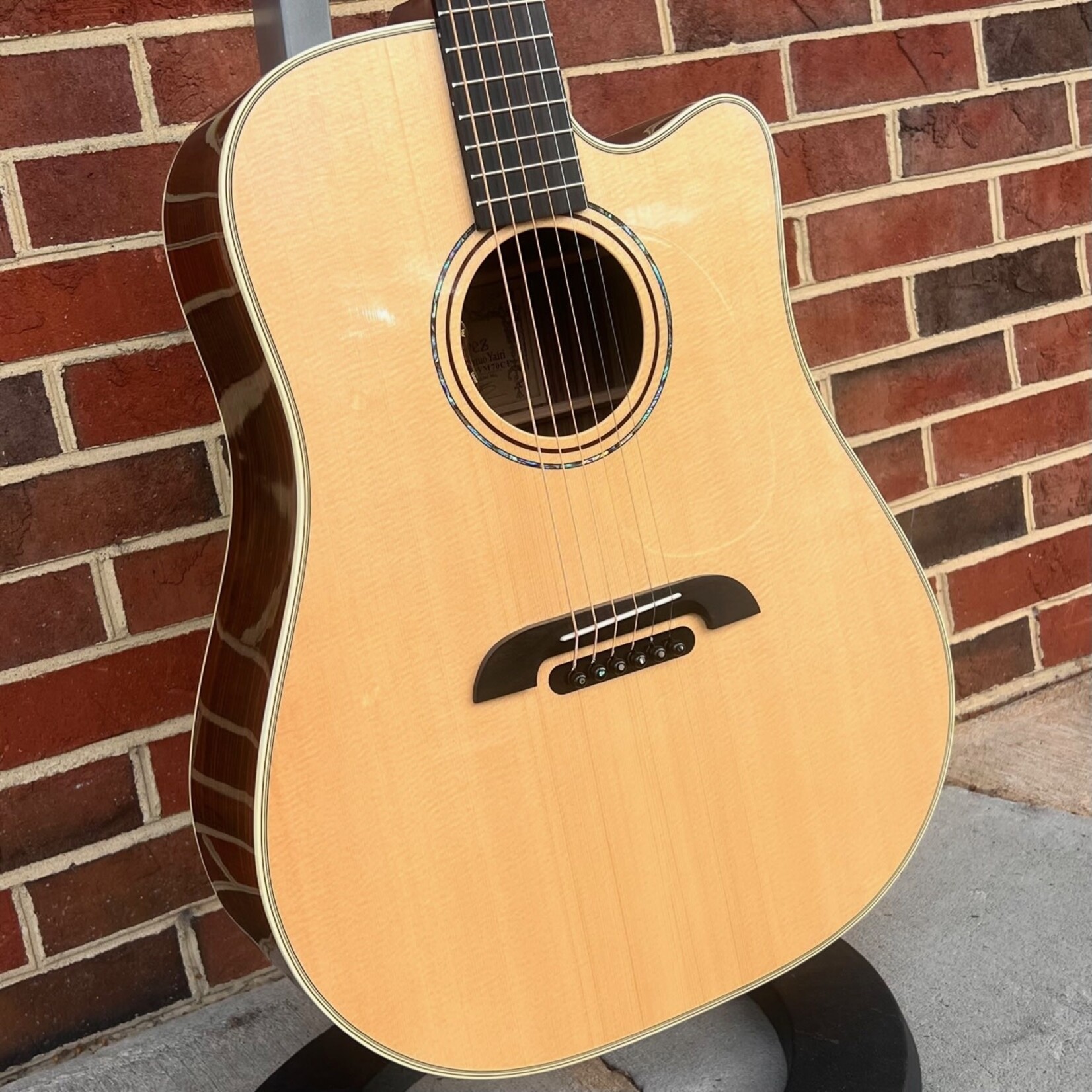 Alvarez Alvarez Yairi Masterworks DYM70CE, Dreadnought, East Indian Rosewood Back & Sides, AAA Sitka Spruce Top, LR Baggs StagePro EQ and Element Pickup, Hardshell Case