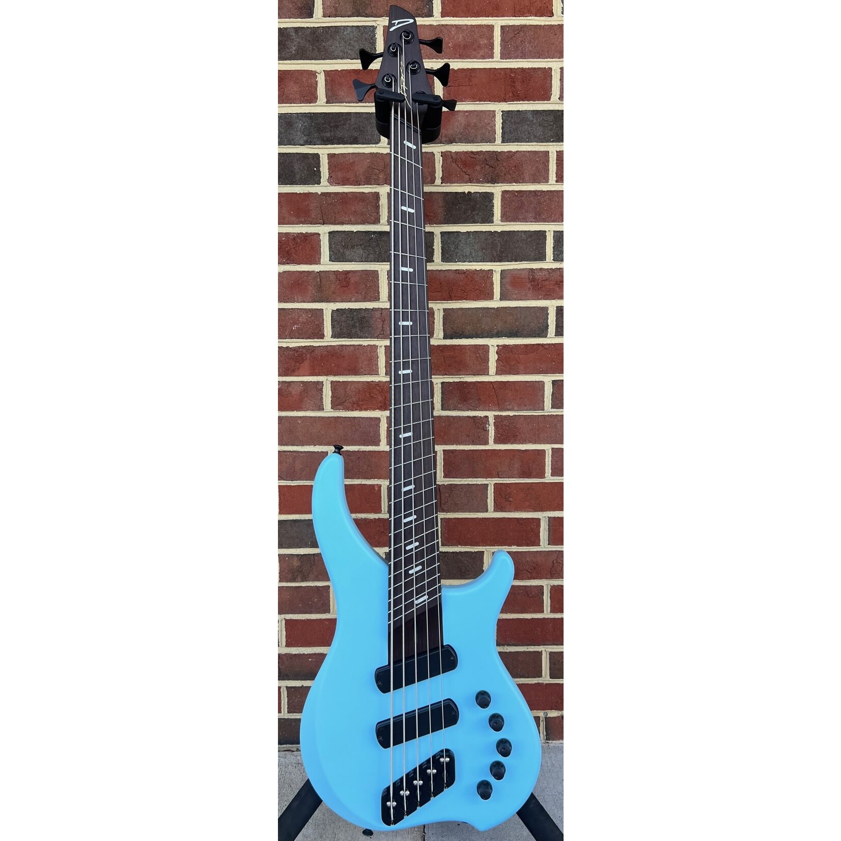 Dingwall Dingwall Custom ABZ 5-String, Sonic Blue Satin, 2x Pickups, Swamp Ash Body, Wenge Neck & Fretboard, Speedo Bar Inlays, Glockenklang Preamp, FDV Pickups, Dingwall Gig Bag