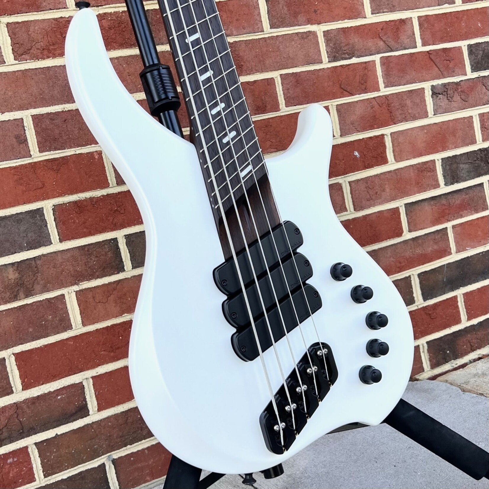 Dingwall Dingwall Custom ABI 5-String, Ducati Matte White, Alder Body, 3x FD3 pickups, Wenge Neck & Fretboard, Speedo Bar Inlays, Dingwall Gig Bag