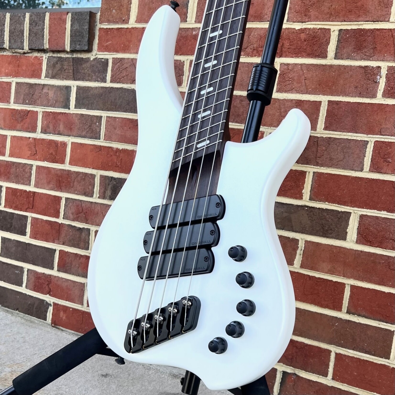 Dingwall Dingwall Custom ABI 5-String, Ducati Matte White, Alder Body, 3x FD3 pickups, Wenge Neck & Fretboard, Speedo Bar Inlays, Dingwall Gig Bag