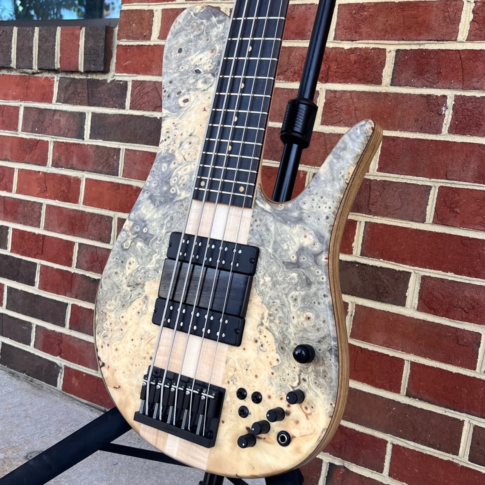 Fodera Fodera Imperial Elite 5, Buckeye Burl Top, Black Limba Body, Swamp Ash Tone Block, Ebony Fretboard, Gotoh Tuners, Fodera/Duncan Dual Coil Pickups, Ebony Ramp, Hardshell Case