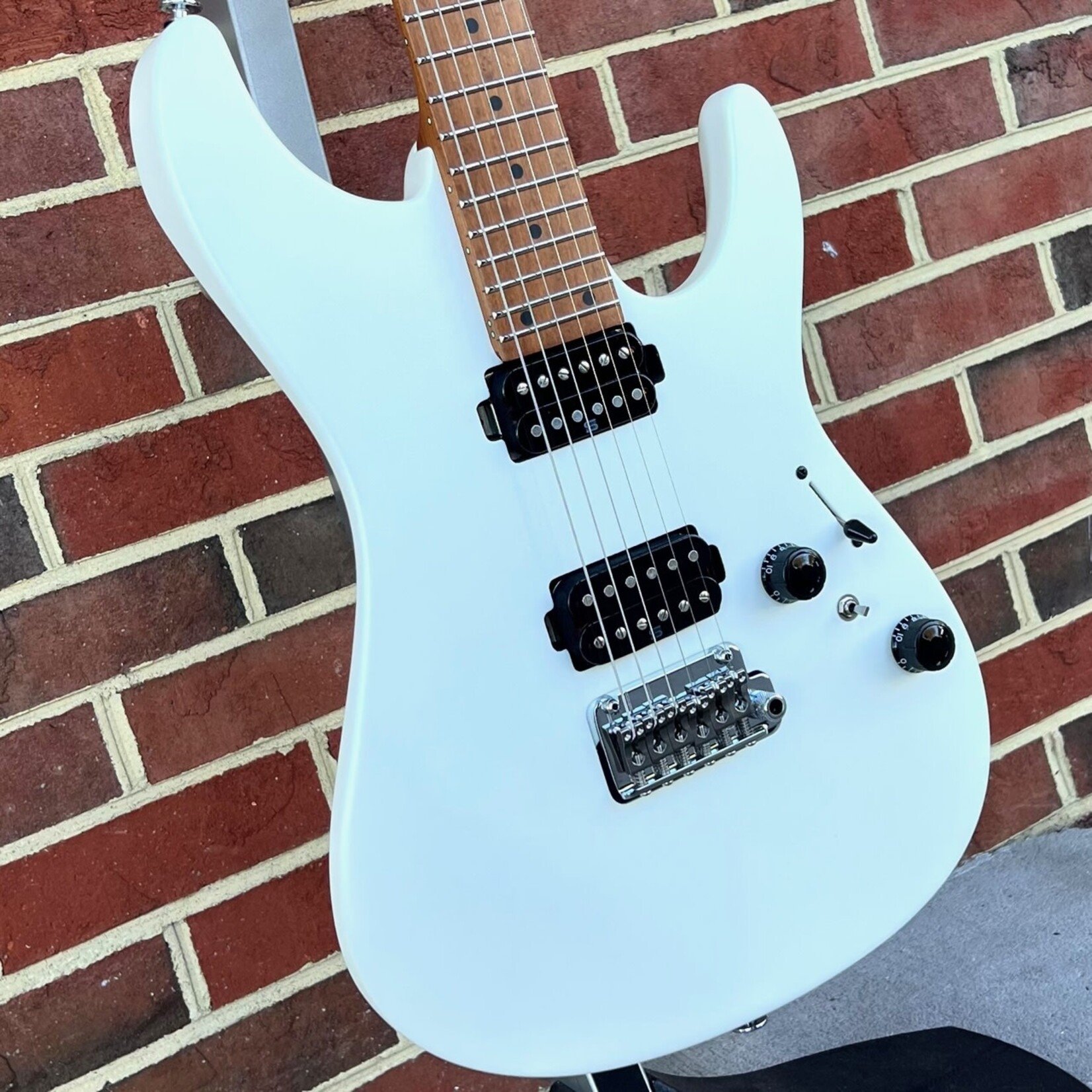 Ibanez Ibanez Prestige AZ2402PWF, Pearl White Flat, Roasted Maple Neck, Hardshell Case