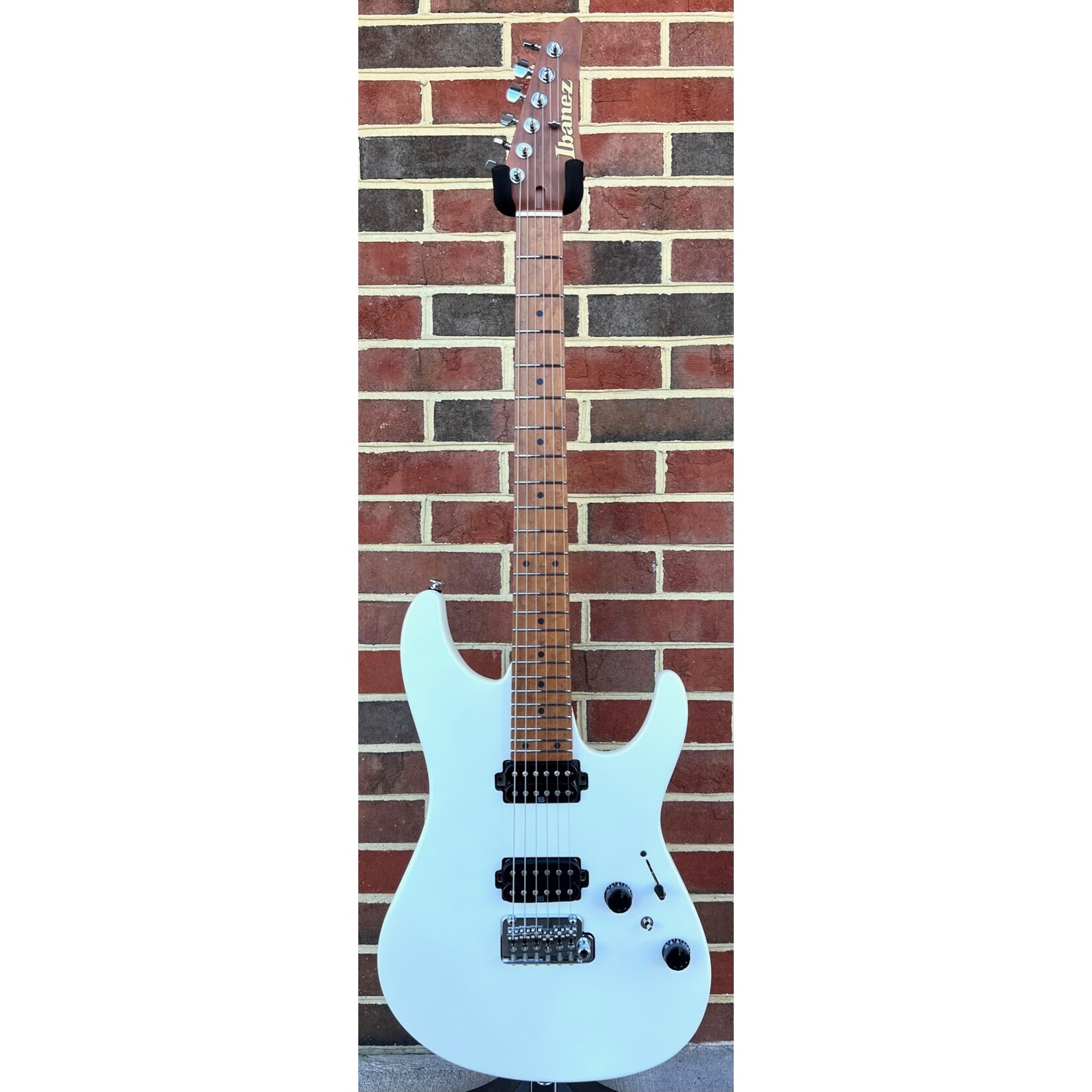 Ibanez Ibanez Prestige AZ2402PWF, Pearl White Flat, Roasted Maple Neck, Hardshell Case