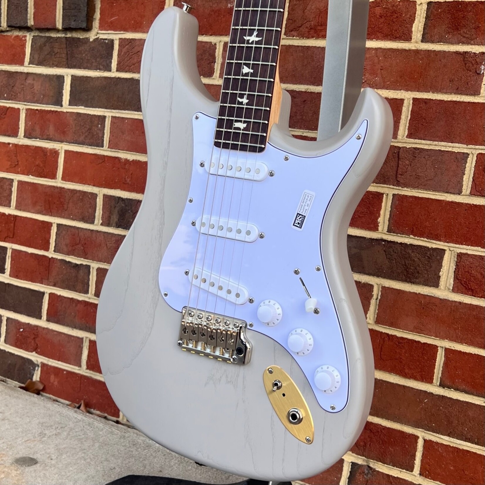 Paul Reed Smith Paul Reed Smith Silver Sky "Dead Spec", Limited Edition, Moc Sand Satin, Swamp Ash Body, Maple Neck, Rosewood Fretboard, Alembic Blaster Preamp, Hardshell Case