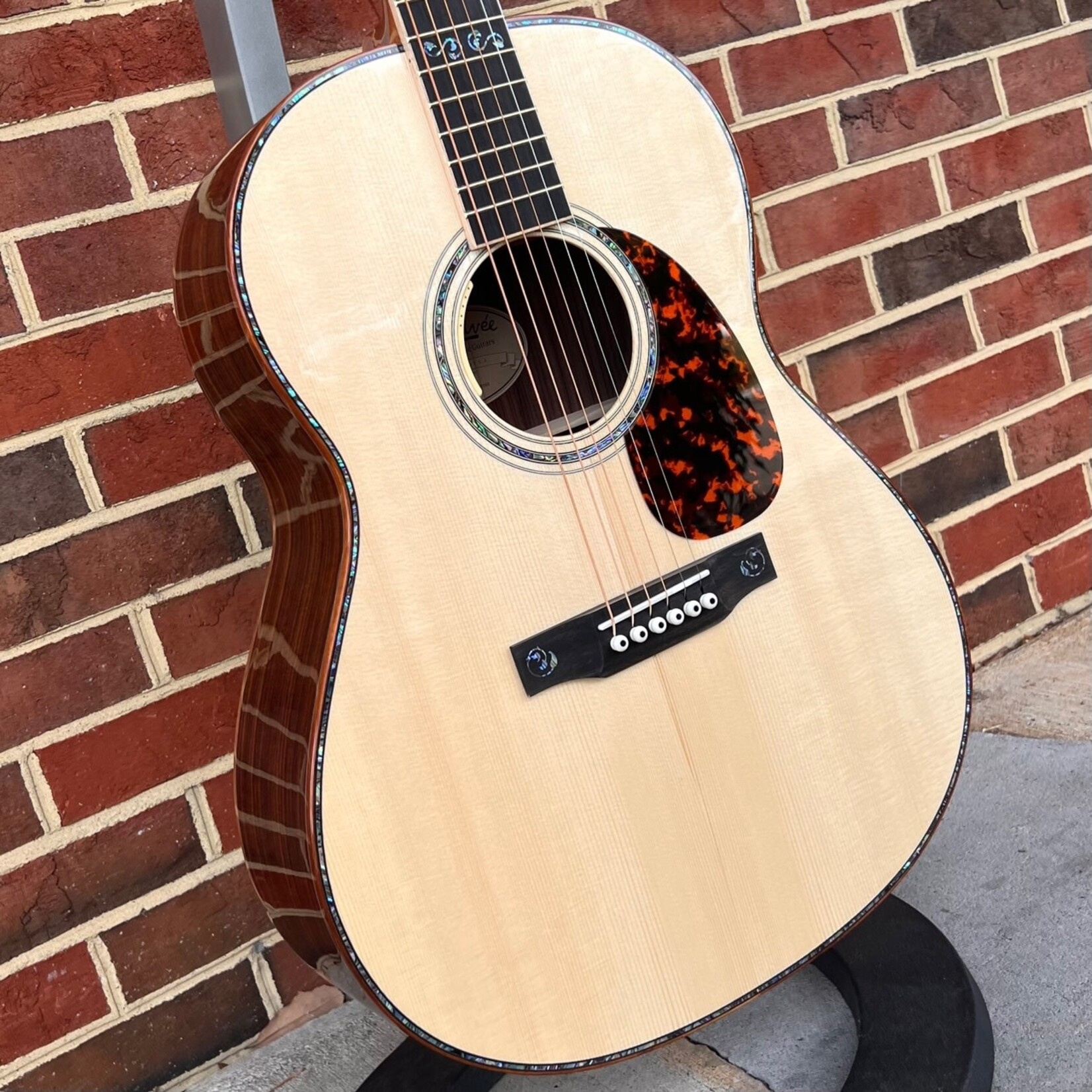 Larrivee Larrivee L-10E Custom, European Alpine Moon Spruce Top, Indian Rosewood Back & Sides, Koa Body Binding, LR Baggs Anthem Pickup, Hardshell Case