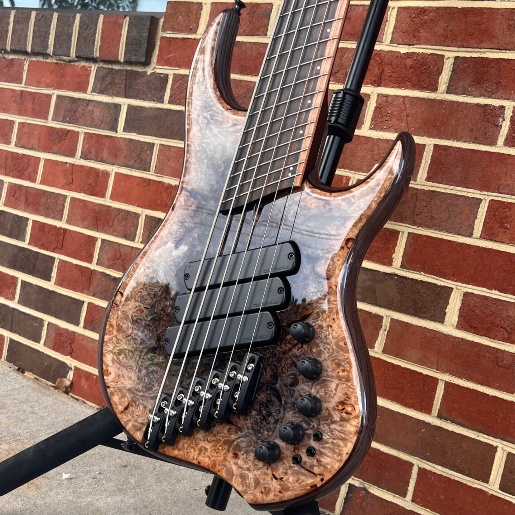 Dingwall Dingwall Z3 Custom 6-String, Faded Black Reverse Burst, Maple Burl X-Top, Dual Density Swamp Ash Body, Roasted Ash Neck, Macassar Ebony Fretboard, Luminlay Dot Inlays, Super Fatty II Pickups, Darkglass Tone Capsule, Hipshot Extender, Deluxe Gig Bag