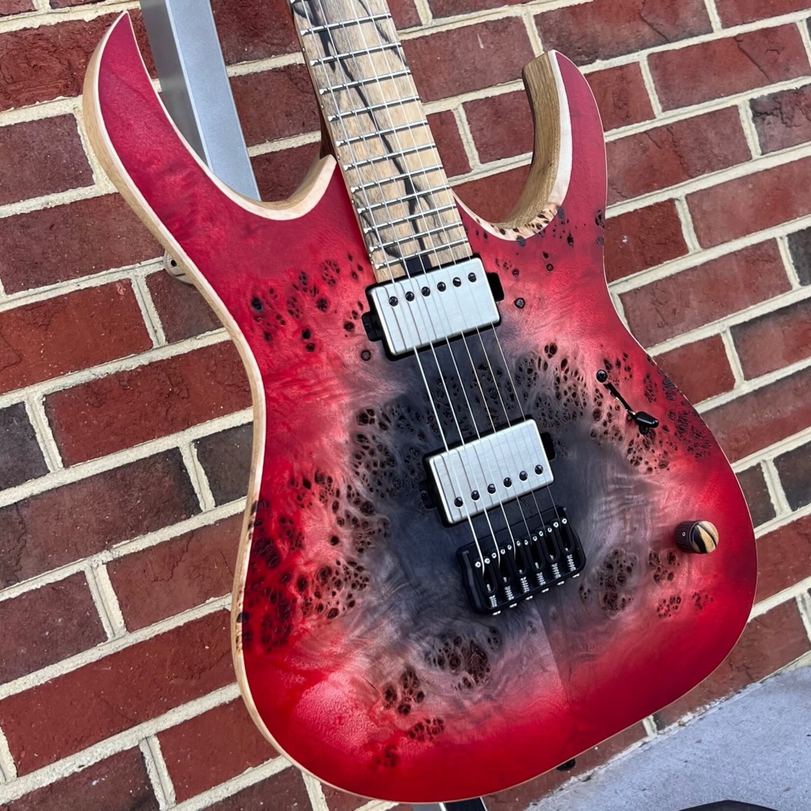 Mayones Mayones Duvell Elite 6, Supernova Red RAW, 4A Eye Poplar Top, Black Limba Body, 4A Pale Moon Ebony Fretboard, Pale Moon Ebony Knob, Mayones Velvetrone Ironside + Solium Pickups, Hipshot Brige & Locking Tuners, Mayones Hybrid Case