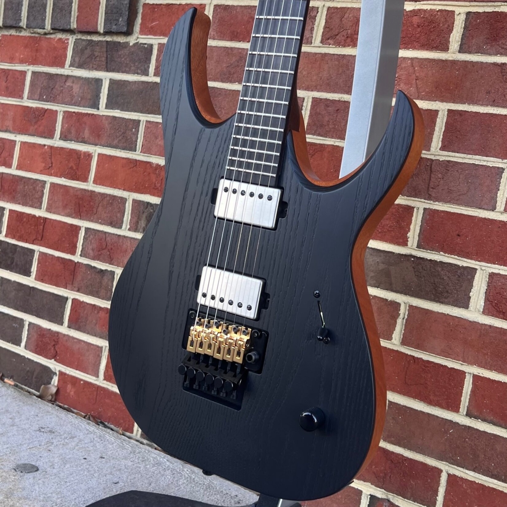 Mayones Mayones Duvell Elite Gothic Pro 6-String, Monolithic Black Top, Ash Top, Mahogany Body, Schaller Lockmeister Tremolo, Mayones Velvetrone Ironside + Solium Pickups, Mayones Hybrid Case