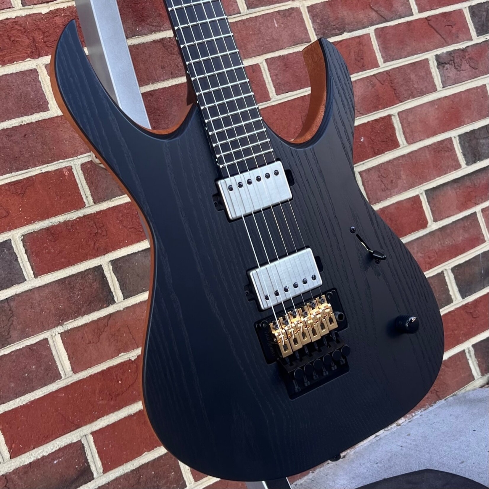 Mayones Mayones Duvell Elite Gothic Pro 6-String, Monolithic Black Top, Ash Top, Mahogany Body, Schaller Lockmeister Tremolo, Mayones Velvetrone Ironside + Solium Pickups, Mayones Hybrid Case