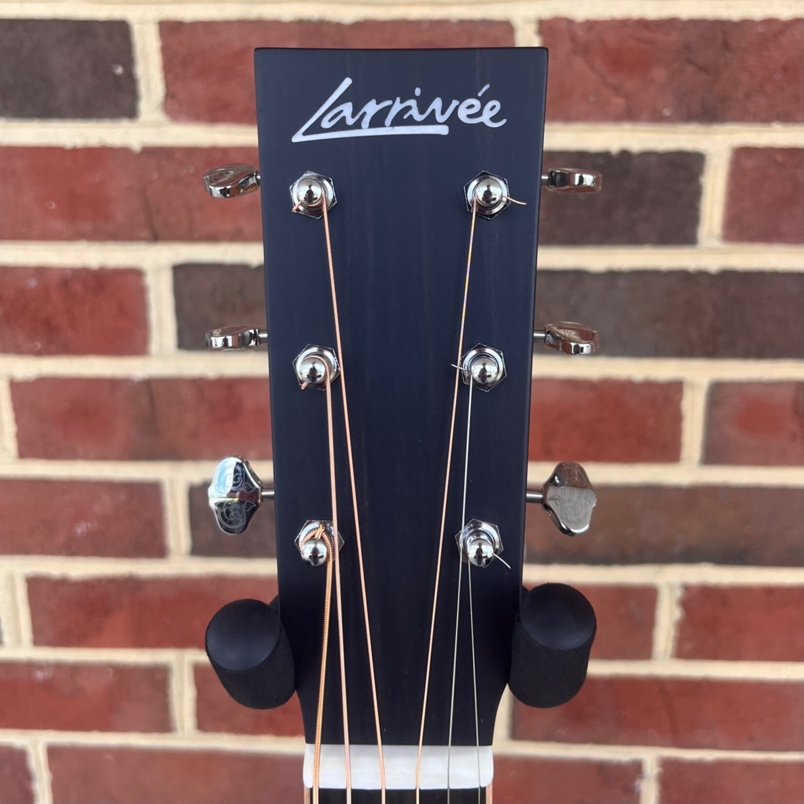 Larrivee Larrivee D-40R, Bear Claw Sitka Spruce Top, Indian Rosewood Back & Sides, Maple Binding, Ebony Bridge & Fretboard, Bone Nut & Saddle, Hardshell Case, SN# 141232