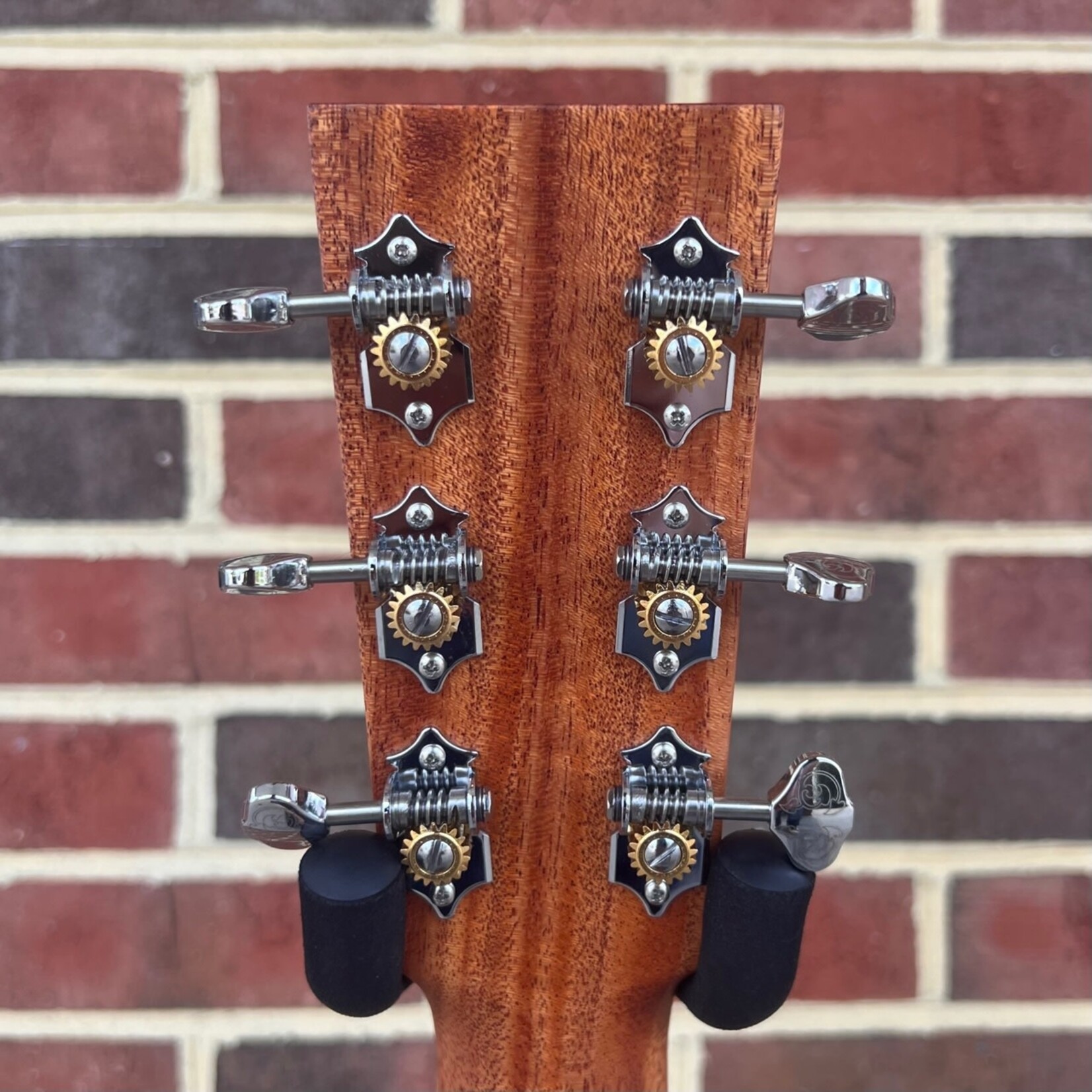 Larrivee Larrivee D-40R, Bear Claw Sitka Spruce Top, Indian Rosewood Back & Sides, Maple Binding, Ebony Bridge & Fretboard, Bone Nut & Saddle, Hardshell Case, SN# 141232
