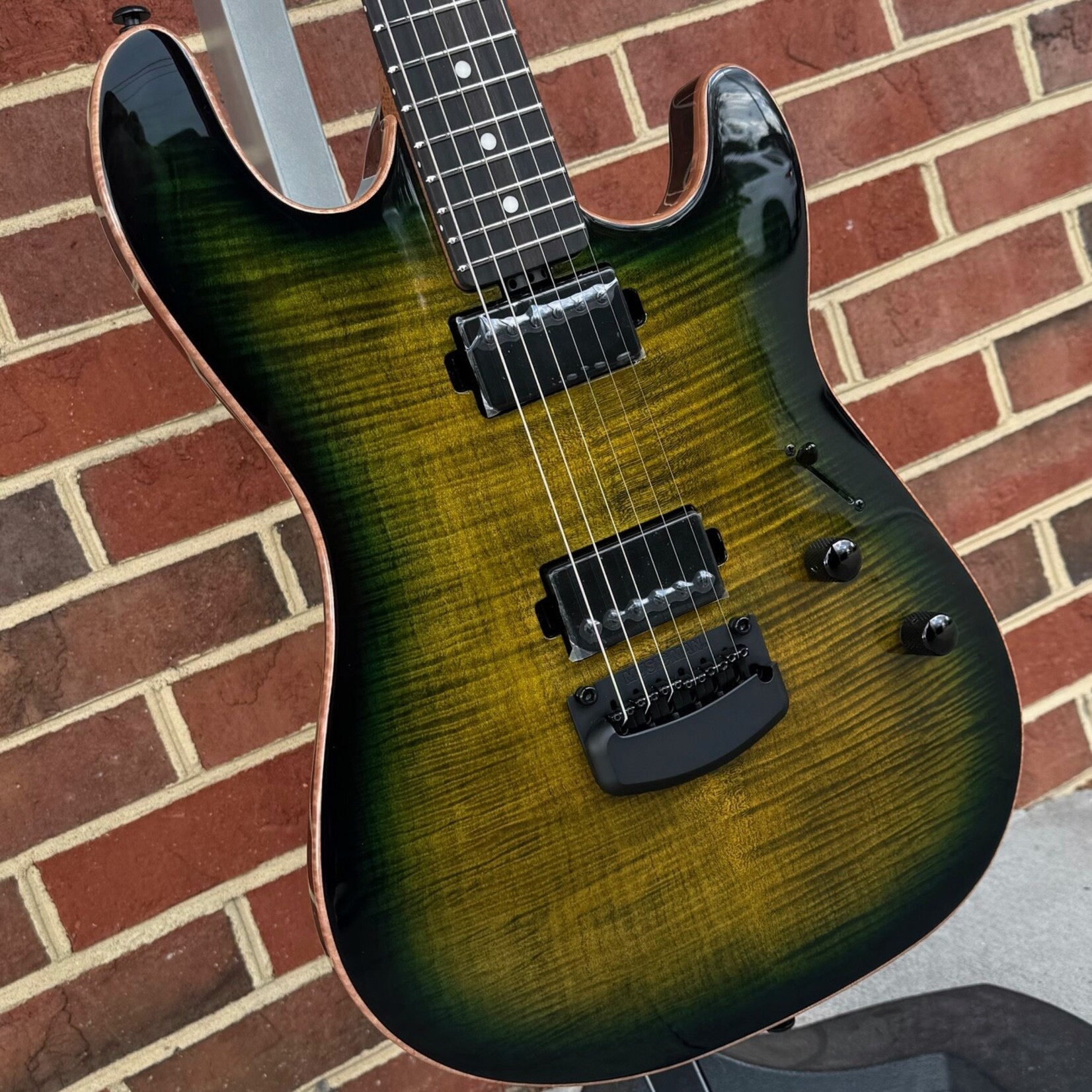 Music Man Music Man Sabre, Gator Burst, Flame Maple Top, Roasted Maple Neck, Ebony Fretboard, Music Man Mono Case