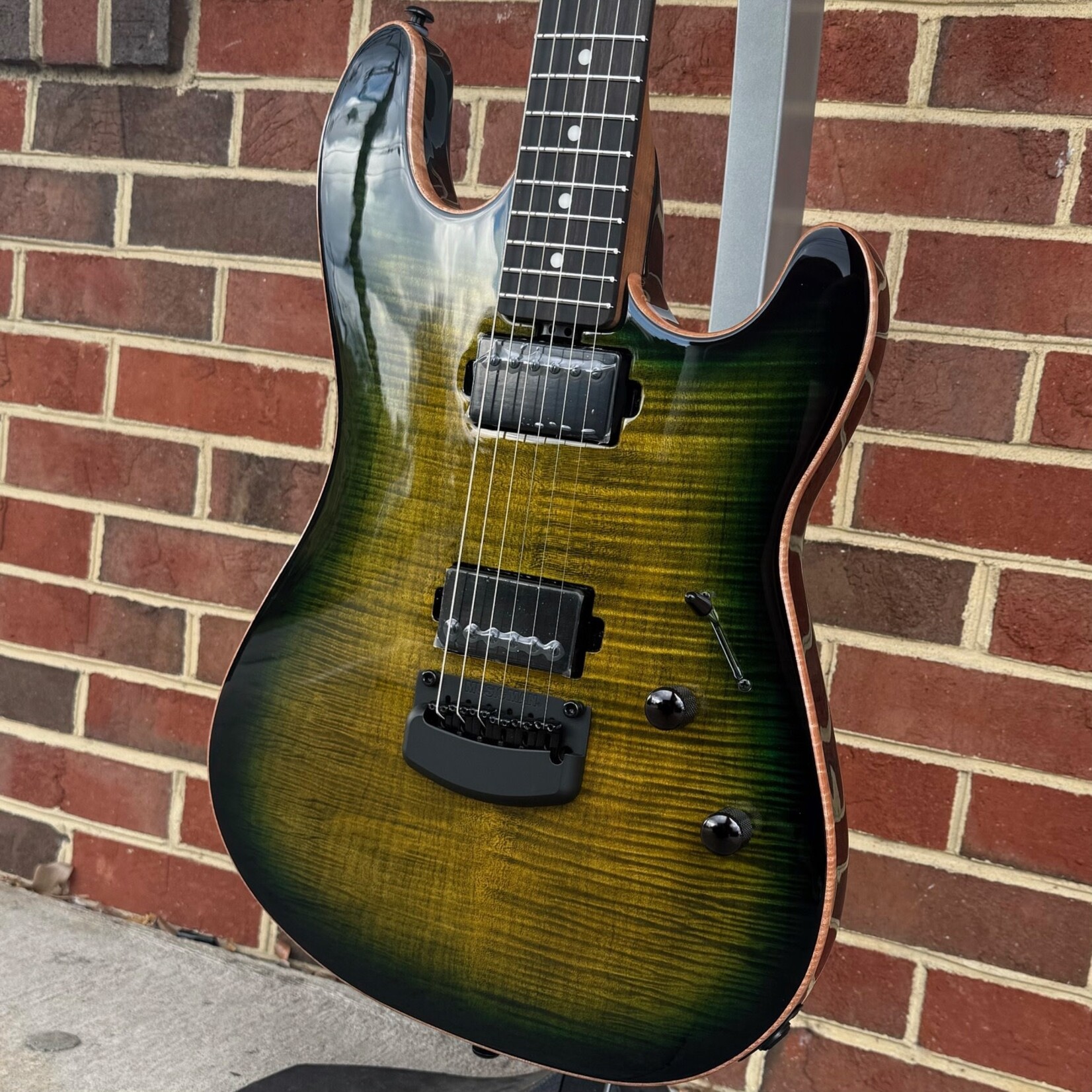 Music Man Music Man Sabre, Gator Burst, Flame Maple Top, Roasted Maple Neck, Ebony Fretboard, Music Man Mono Case