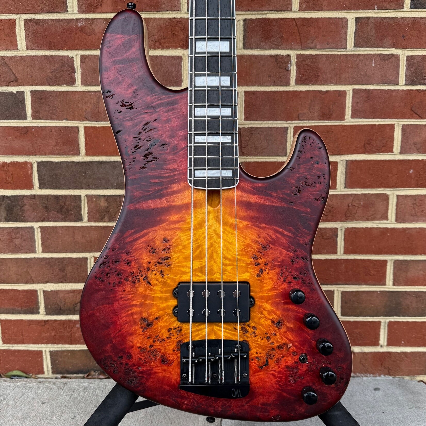 Mayones Mayones Jabba Custom 4, Lava Burst Raw, 4A Eye Poplar Top, Swamp Ash Body, 1pc Maple Neck, Ebony Fretboard, Block Inlays, Velvetrone Muscle Pickup, Mayones Hybrid Case