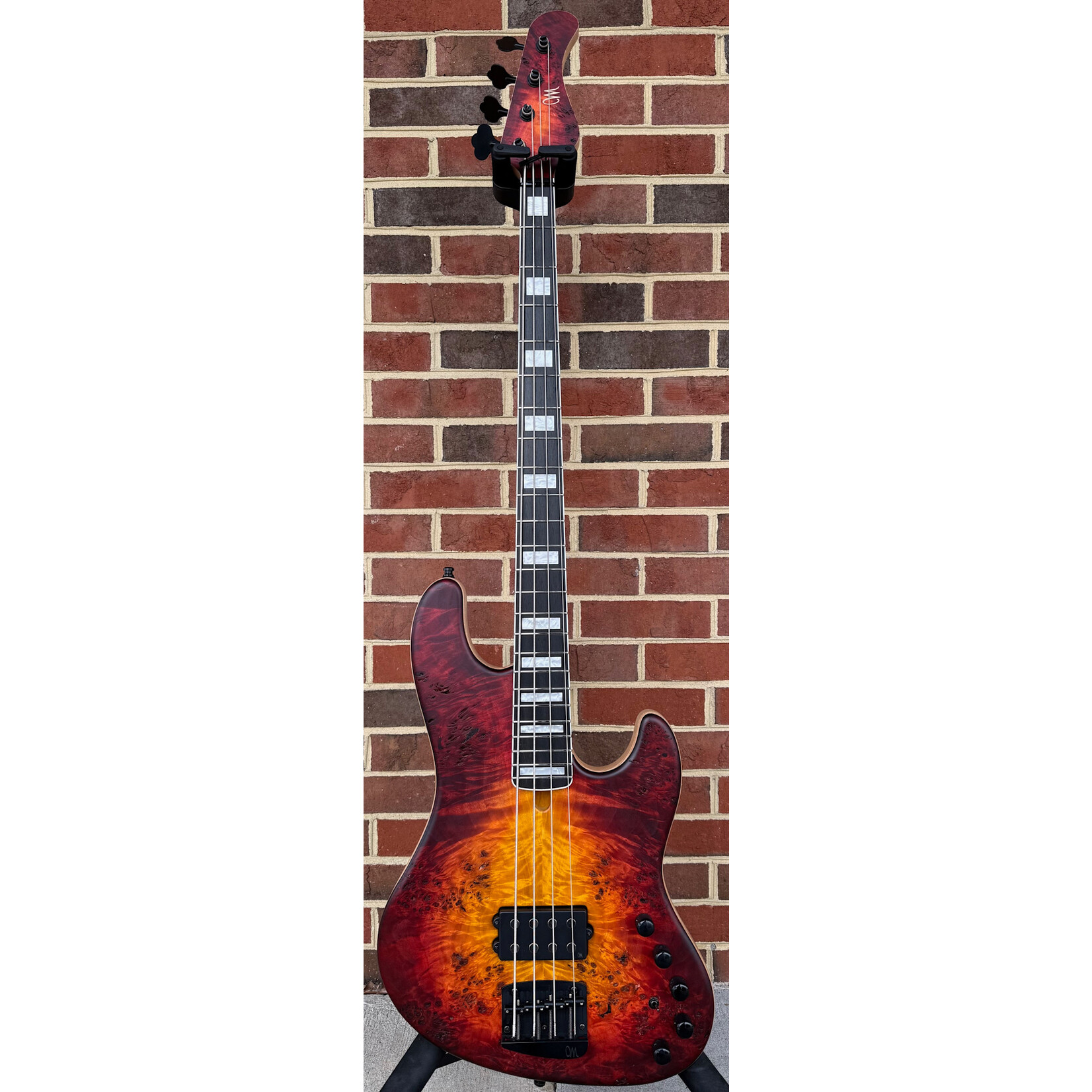 Mayones Mayones Jabba Custom 4, Lava Burst Raw, 4A Eye Poplar Top, Swamp Ash Body, 1pc Maple Neck, Ebony Fretboard, Block Inlays, Velvetrone Muscle Pickup, Mayones Hybrid Case
