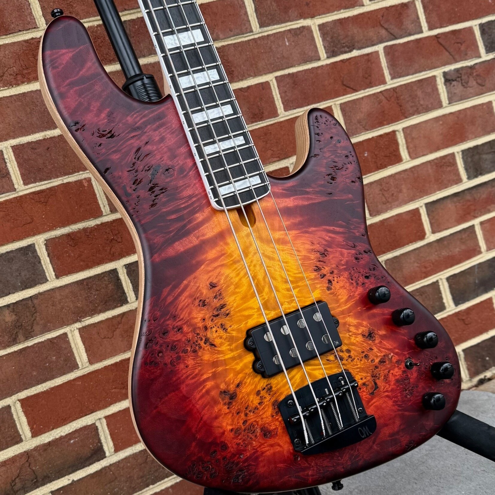 Mayones Mayones Jabba Custom 4, Lava Burst Raw, 4A Eye Poplar Top, Swamp Ash Body, 1pc Maple Neck, Ebony Fretboard, Block Inlays, Velvetrone Muscle Pickup, Mayones Hybrid Case