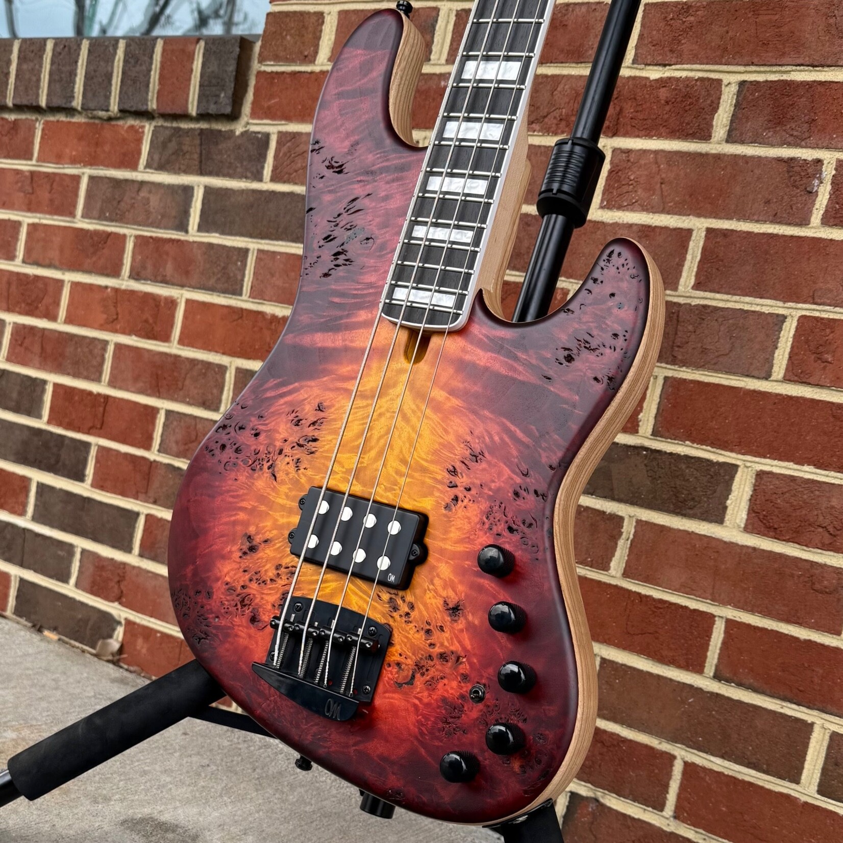 Mayones Mayones Jabba Custom 4, Lava Burst Raw, 4A Eye Poplar Top, Swamp Ash Body, 1pc Maple Neck, Ebony Fretboard, Block Inlays, Velvetrone Muscle Pickup, Mayones Hybrid Case