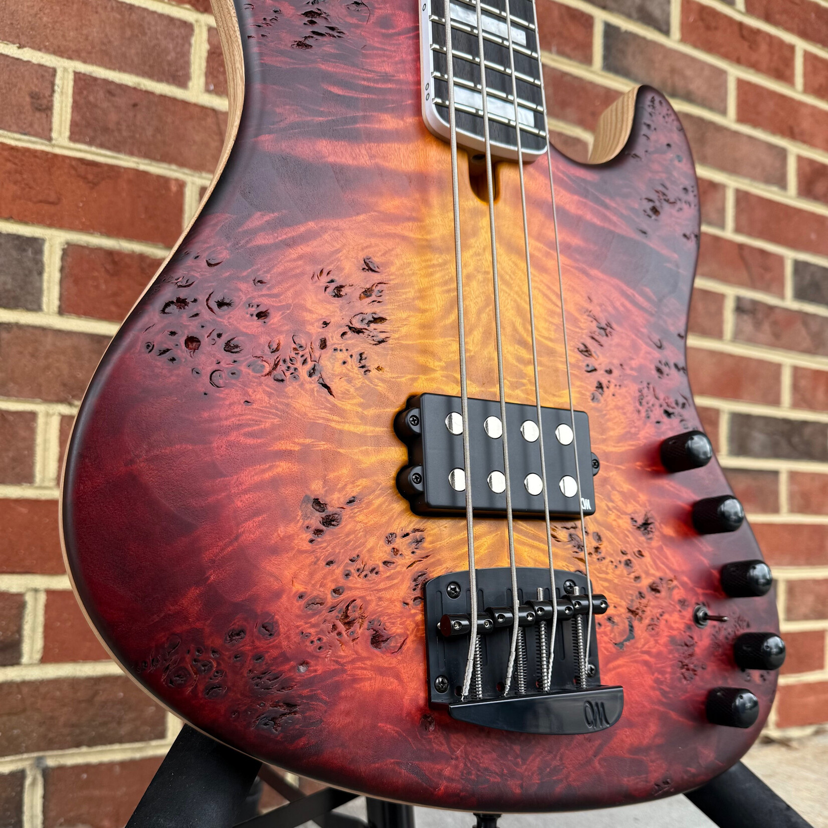 Mayones Mayones Jabba Custom 4, Lava Burst Raw, 4A Eye Poplar Top, Swamp Ash Body, 1pc Maple Neck, Ebony Fretboard, Block Inlays, Velvetrone Muscle Pickup, Mayones Hybrid Case