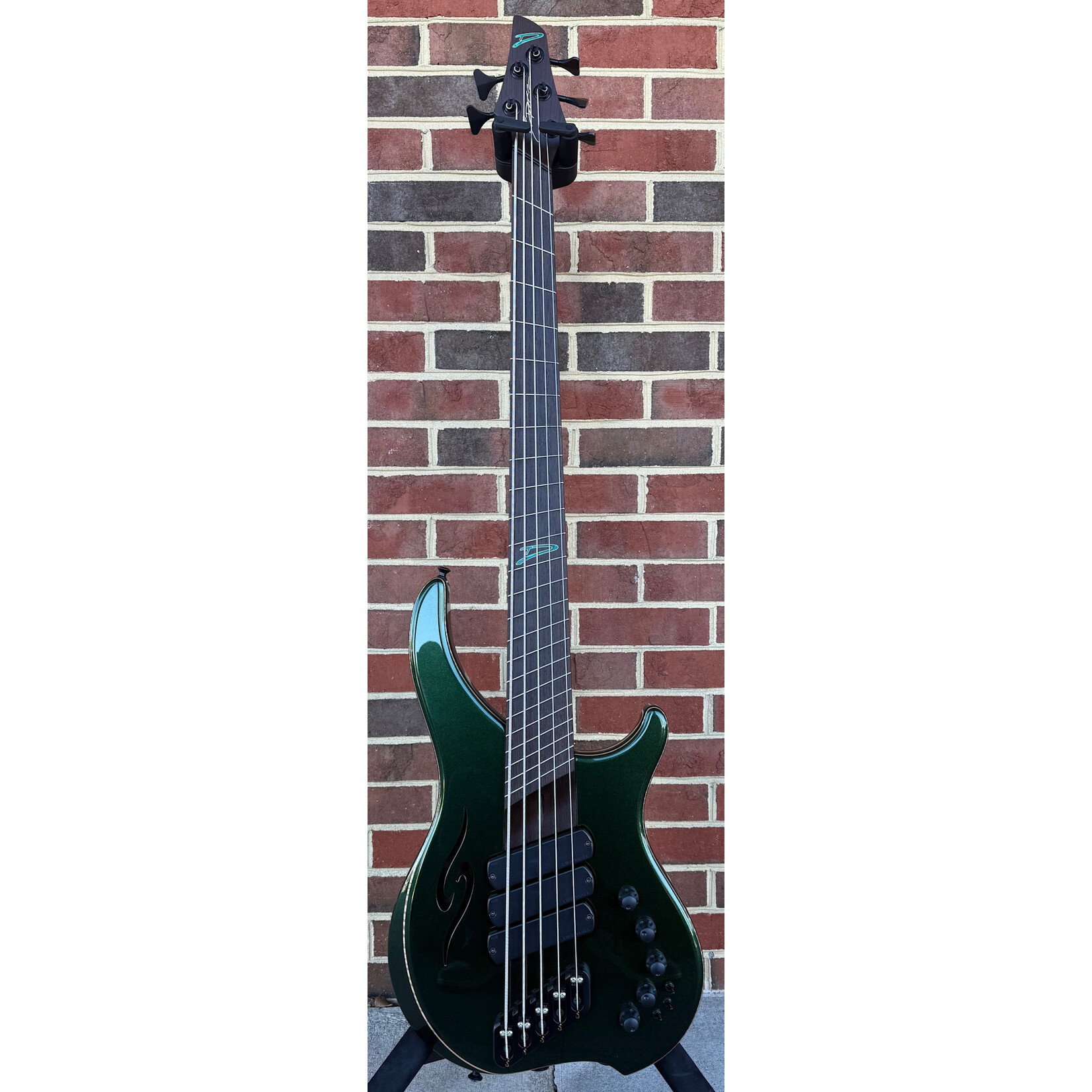 Dingwall Dingwall Custom ABII 5-String, NAMM Bass, Dark Candy Green, Walnut Top, Flame Maple Contrast Layer, Walnut Body, Wenge Neck & Fretboard, P-Tone/FD3 Pickups, Neve Preamp w/ Master Tone & Mini Toggles, 12th Fret D Inlay with Outline, Dingwall Deluxe