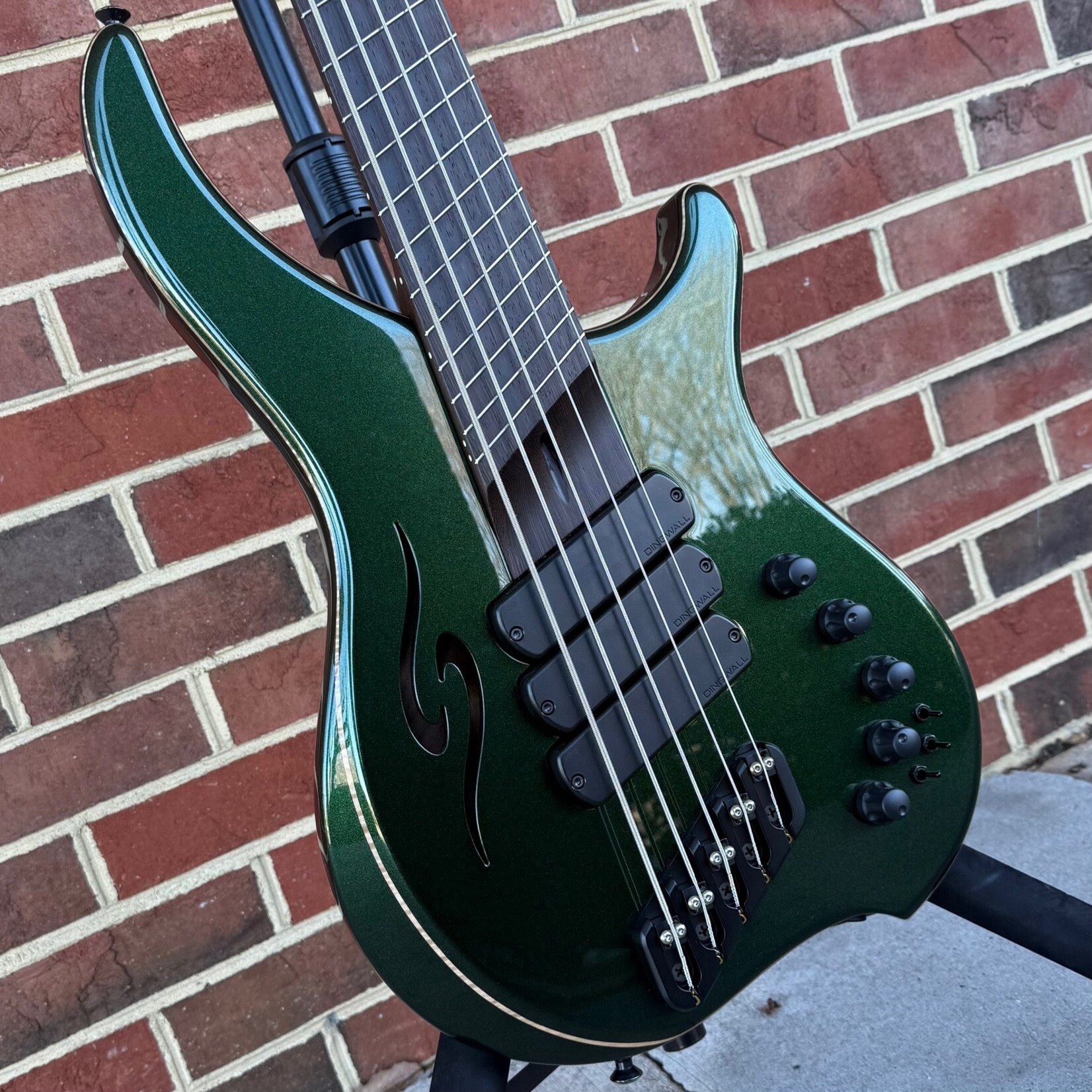 Dingwall Dingwall Custom ABII 5-String, NAMM Bass, Dark Candy Green, Walnut Top, Flame Maple Contrast Layer, Walnut Body, Wenge Neck & Fretboard, P-Tone/FD3 Pickups, Neve Preamp w/ Master Tone & Mini Toggles, 12th Fret D Inlay with Outline, Dingwall Deluxe