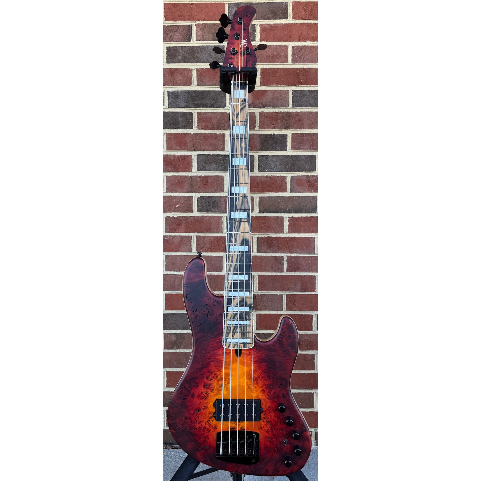 Mayones Mayones Jabba Custom 5, Lava Burst Raw, 4A Eye Poplar Top, Swamp Ash Body, 1pc Maple Neck, 4A Pale Moon Ebony Fretboard, Block Inlays, Velvetrone Muscle 5 Pickup, Mayones Hybrid Case
