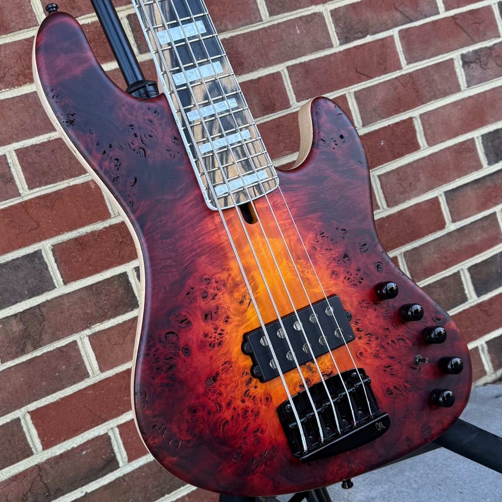 Mayones Mayones Jabba Custom 5, Lava Burst Raw, 4A Eye Poplar Top, Swamp Ash Body, 1pc Maple Neck, 4A Pale Moon Ebony Fretboard, Block Inlays, Velvetrone Muscle 5 Pickup, Mayones Hybrid Case