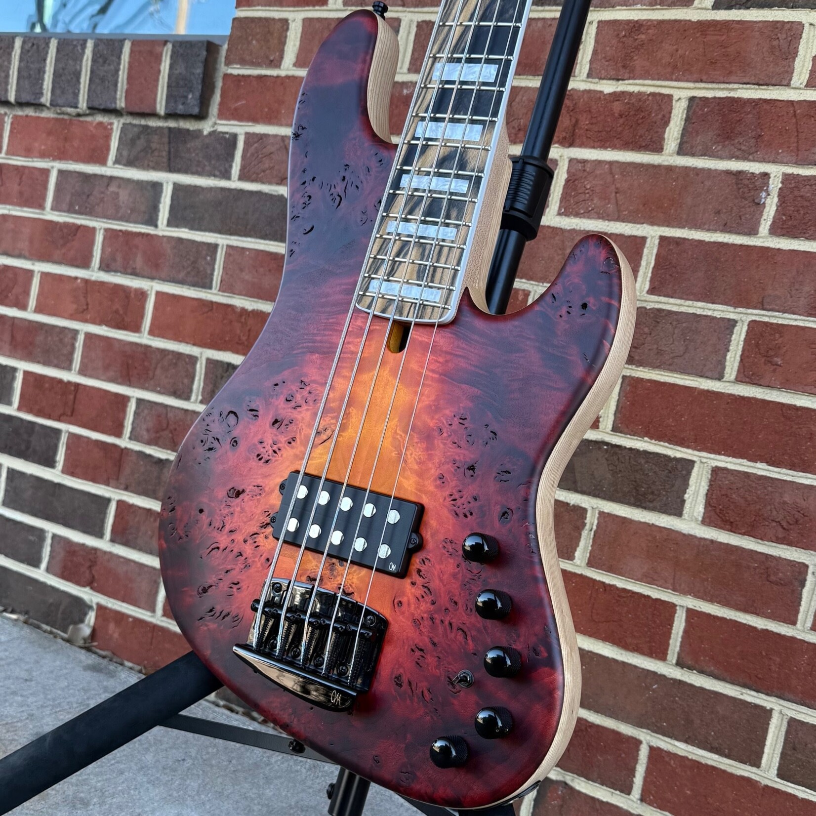 Mayones Mayones Jabba Custom 5, Lava Burst Raw, 4A Eye Poplar Top, Swamp Ash Body, 1pc Maple Neck, 4A Pale Moon Ebony Fretboard, Block Inlays, Velvetrone Muscle 5 Pickup, Mayones Hybrid Case