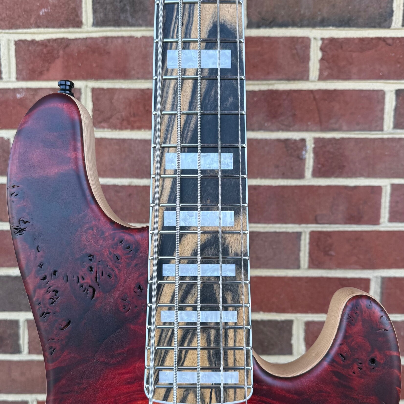 Mayones Mayones Jabba Custom 5, Lava Burst Raw, 4A Eye Poplar Top, Swamp Ash Body, 1pc Maple Neck, 4A Pale Moon Ebony Fretboard, Block Inlays, Velvetrone Muscle 5 Pickup, Mayones Hybrid Case