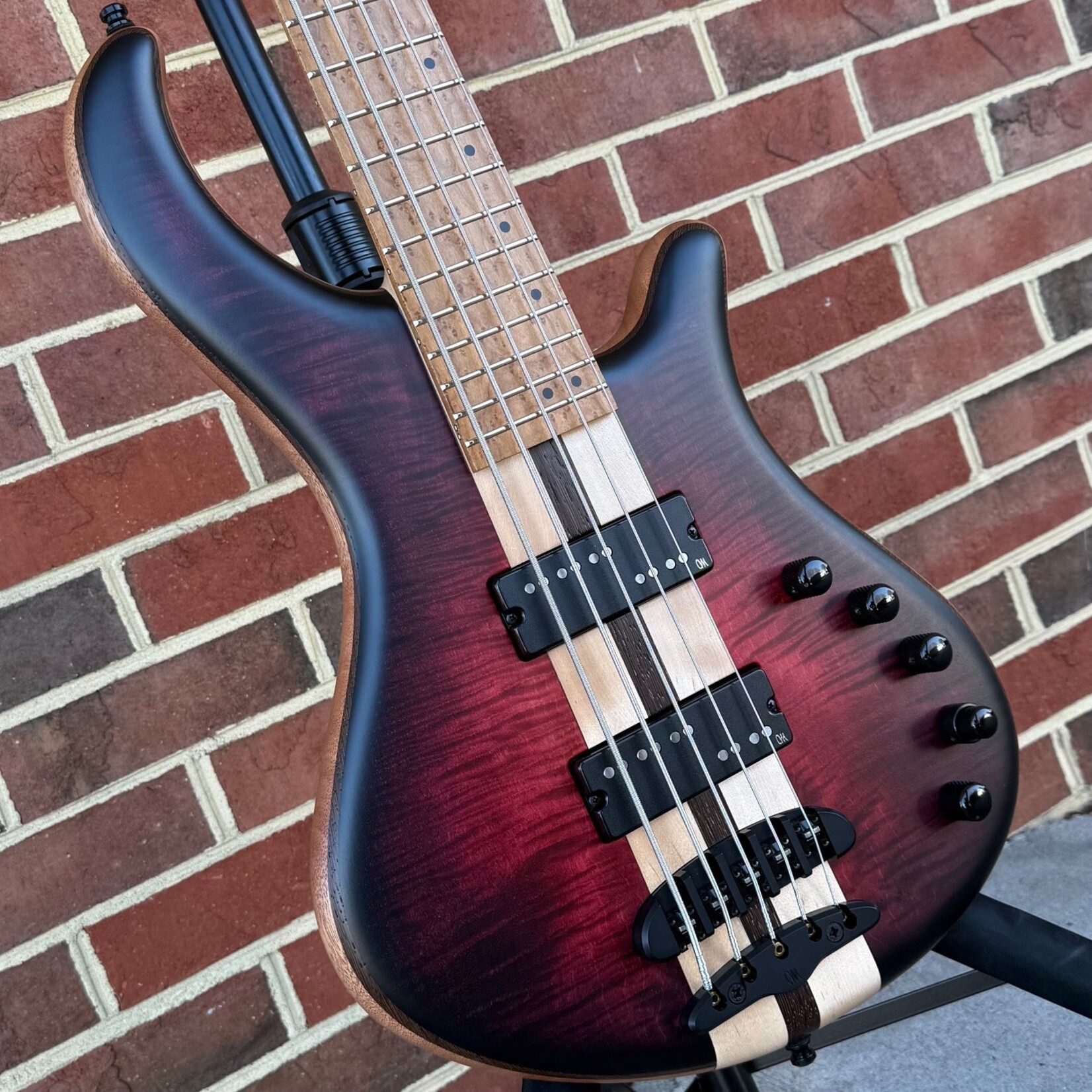 Mayones Patriot MB 5, NAMM 2025, Red to Black Burst, 4A Mayones Patriot MB 5, NAMM 2025, Red to Black Burst, 4A