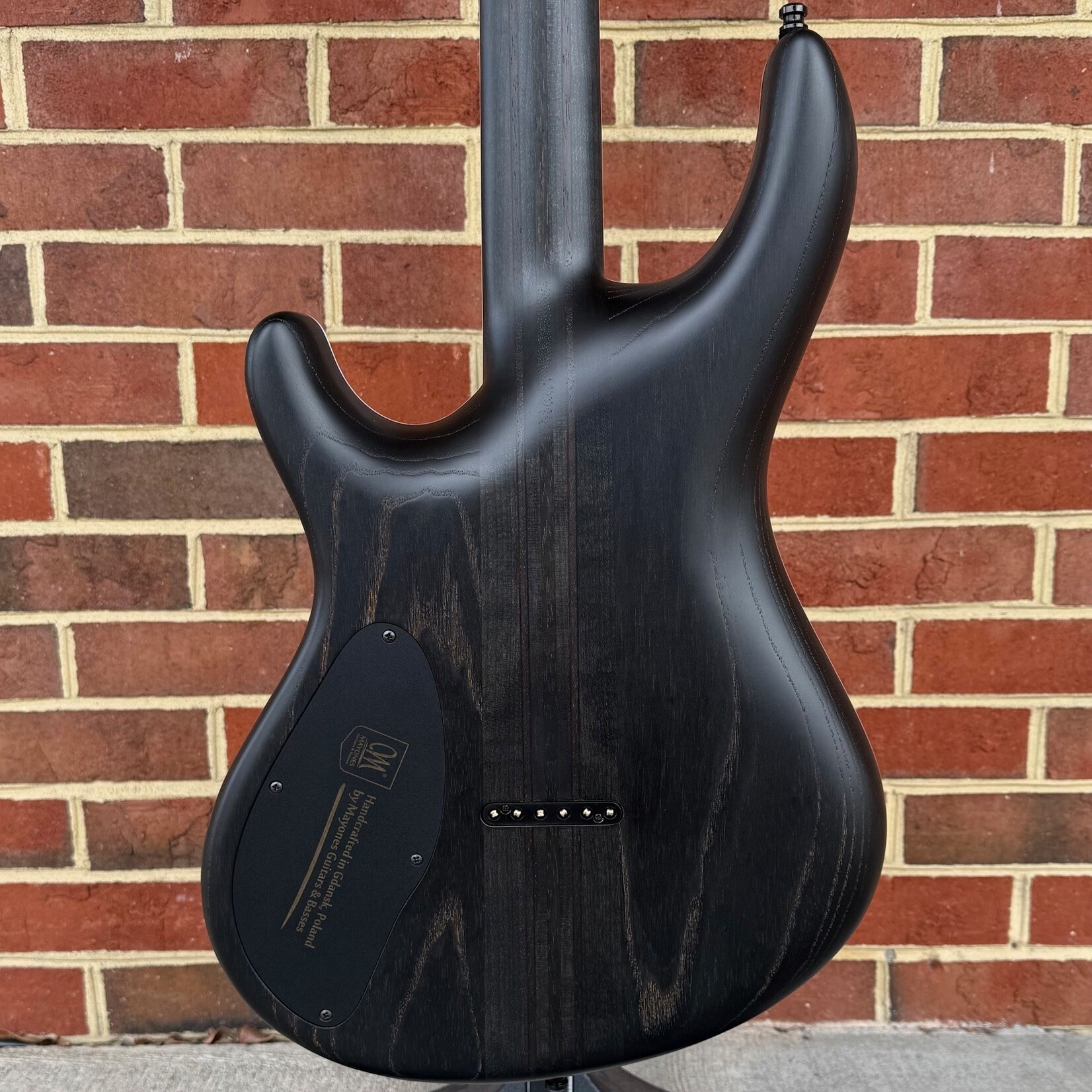 Mayones Mayones Regius 6, Lava Burst RAW, 4A Eye Poplar Top, Swamp Ash Body, 11pc Maple / Mahogany / Wenge / Amazakoe Neck, Royal Ebony Fretboard, Royal Ebony Wood Knobs, Velvetrone Ironside + Solium Pickups, Hardshell Case