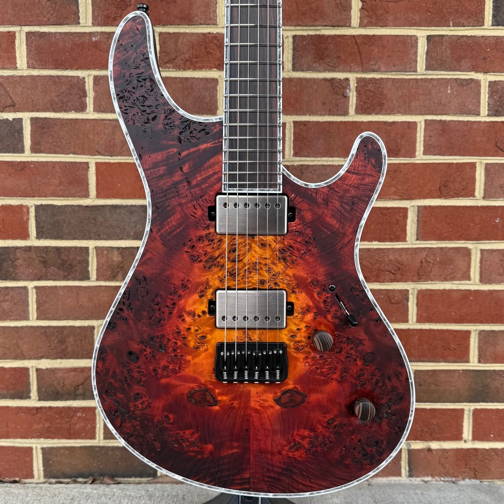Mayones Mayones Regius 6, Lava Burst RAW, 4A Eye Poplar Top, Swamp Ash Body, 11pc Maple / Mahogany / Wenge / Amazakoe Neck, Royal Ebony Fretboard, Royal Ebony Wood Knobs, Velvetrone Ironside + Solium Pickups, Hardshell Case