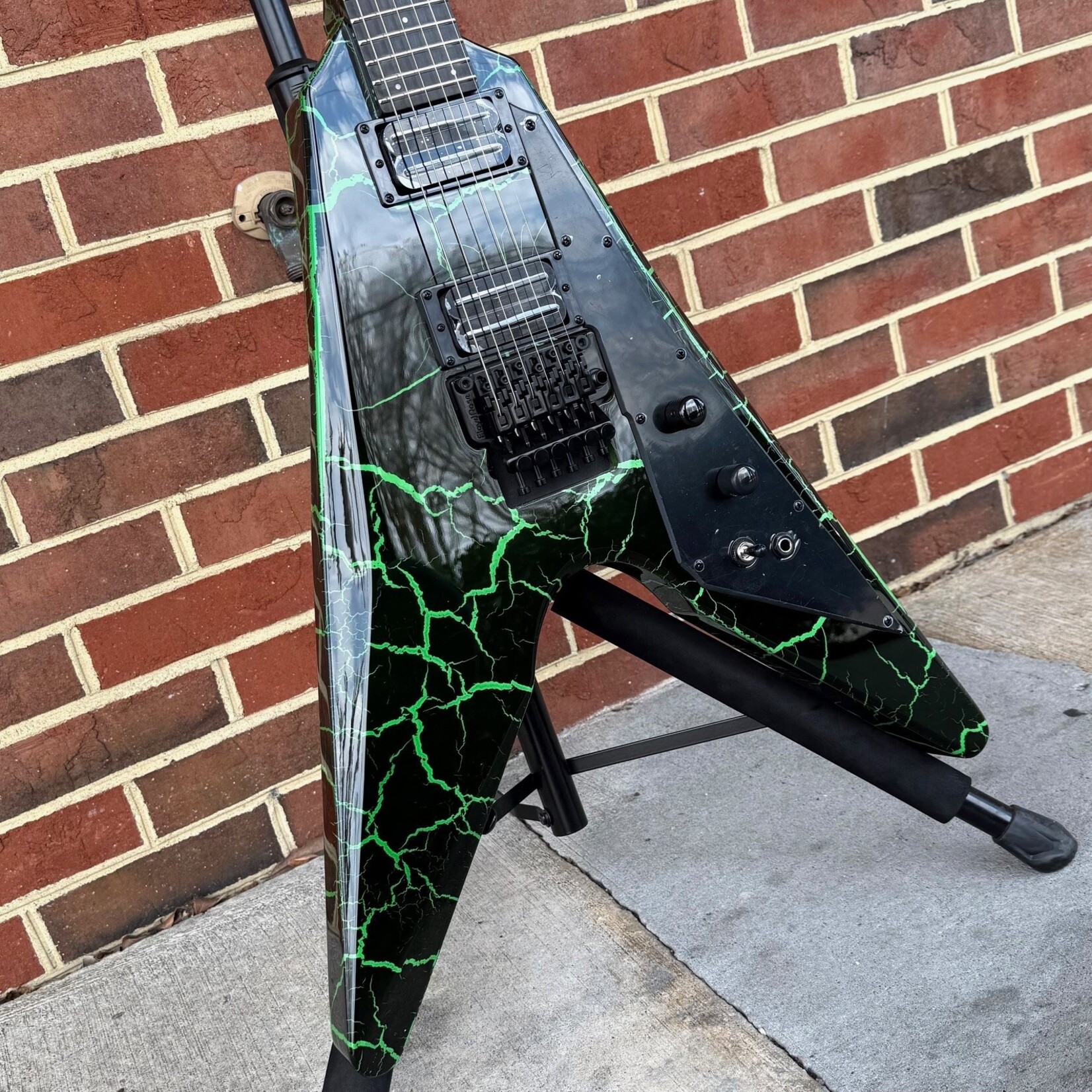 Dunable Guitars Dunable Asteroid DE, Black/Green Crackle, Floyd Rose Tremolo, Dunable Bladewolf Pickups, Gig Bag