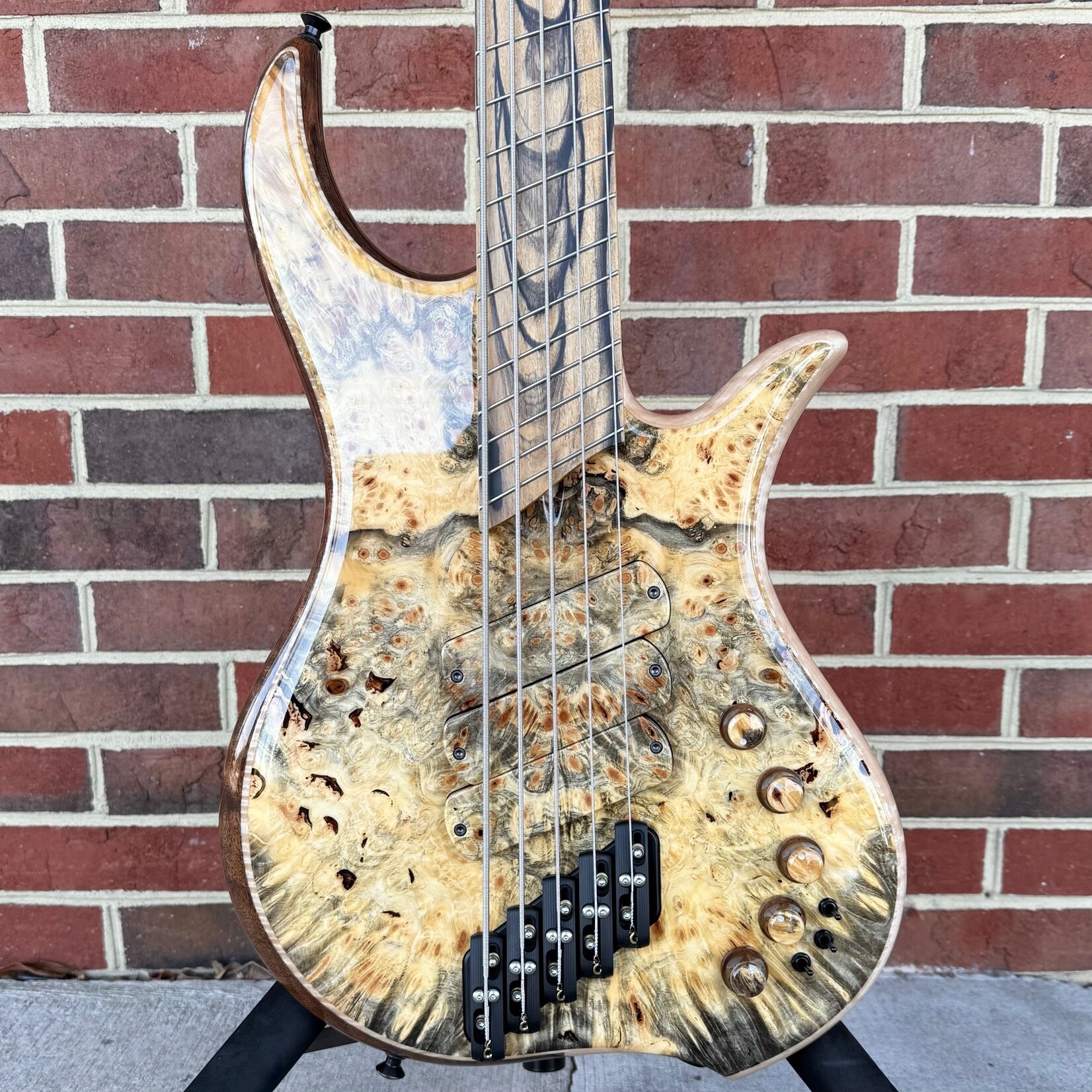 Dingwall Dingwall Prima Artist 5-String, Buckeye Burl Top & Back, Walnut/Flame Maple Body, 5pc Flame Maple/Wenge Neck, Pale Moon Ebony Fretboard, Flame Maple Contrast Layer, PA5 Pickups, Neve Preamp with Master Tone & Mini Toggles, Dingwall Custom Gig Bag