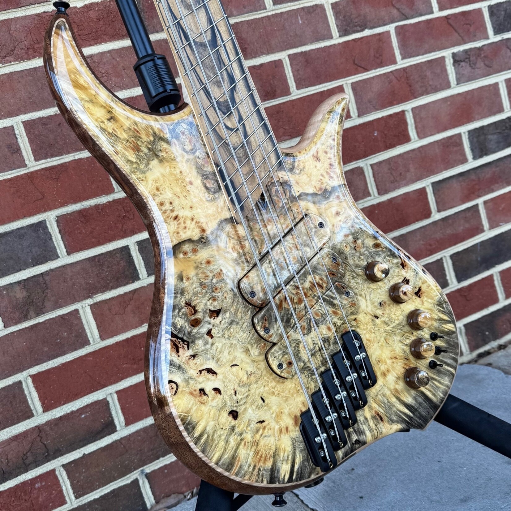 Dingwall Dingwall Prima Artist 5-String, Buckeye Burl Top & Back, Walnut/Flame Maple Body, 5pc Flame Maple/Wenge Neck, Pale Moon Ebony Fretboard, Flame Maple Contrast Layer, PA5 Pickups, Neve Preamp with Master Tone & Mini Toggles, Dingwall Custom Gig Bag